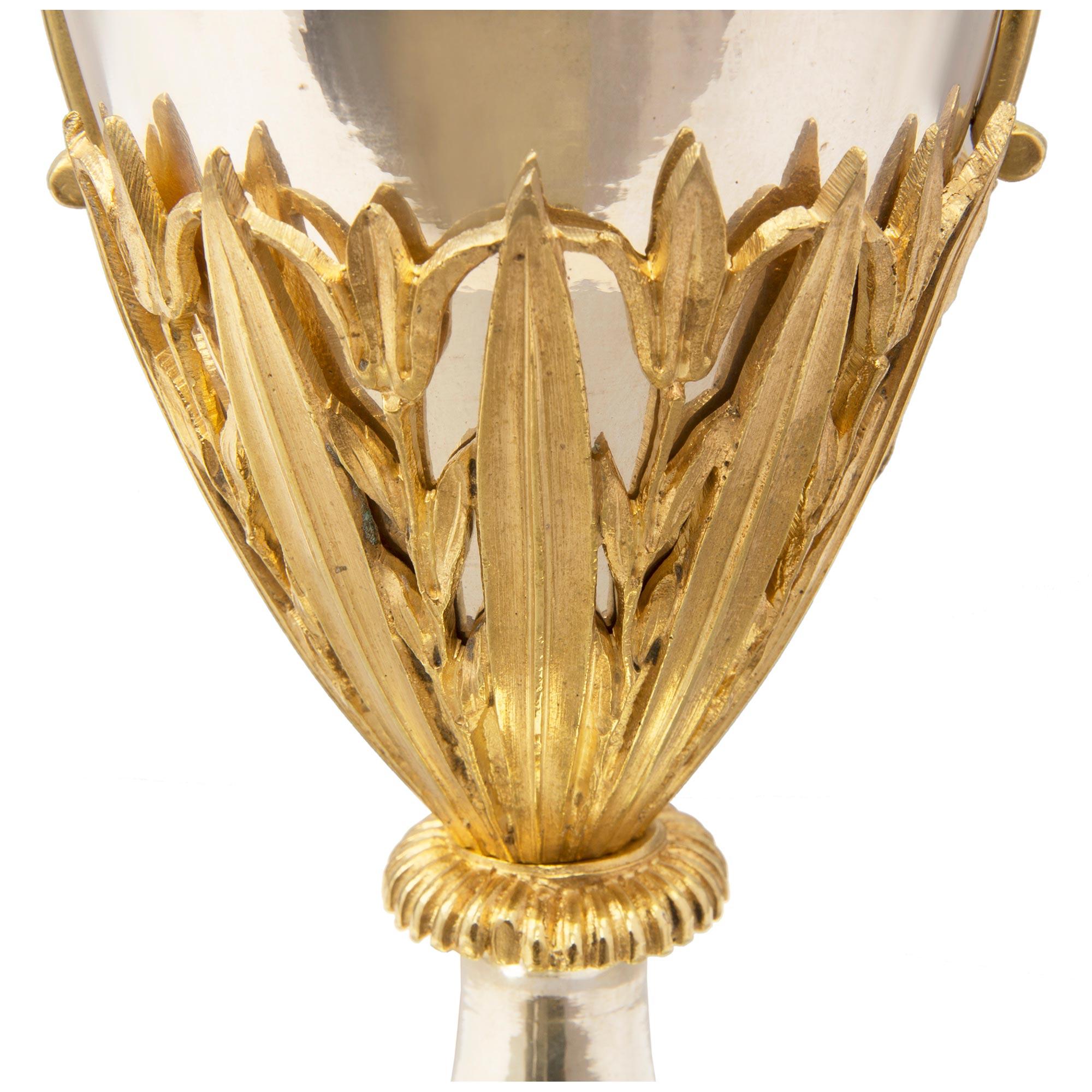 Coppia di lampade a candelabro francesi in stile Luigi XVI del XIX secolo in vendita 1