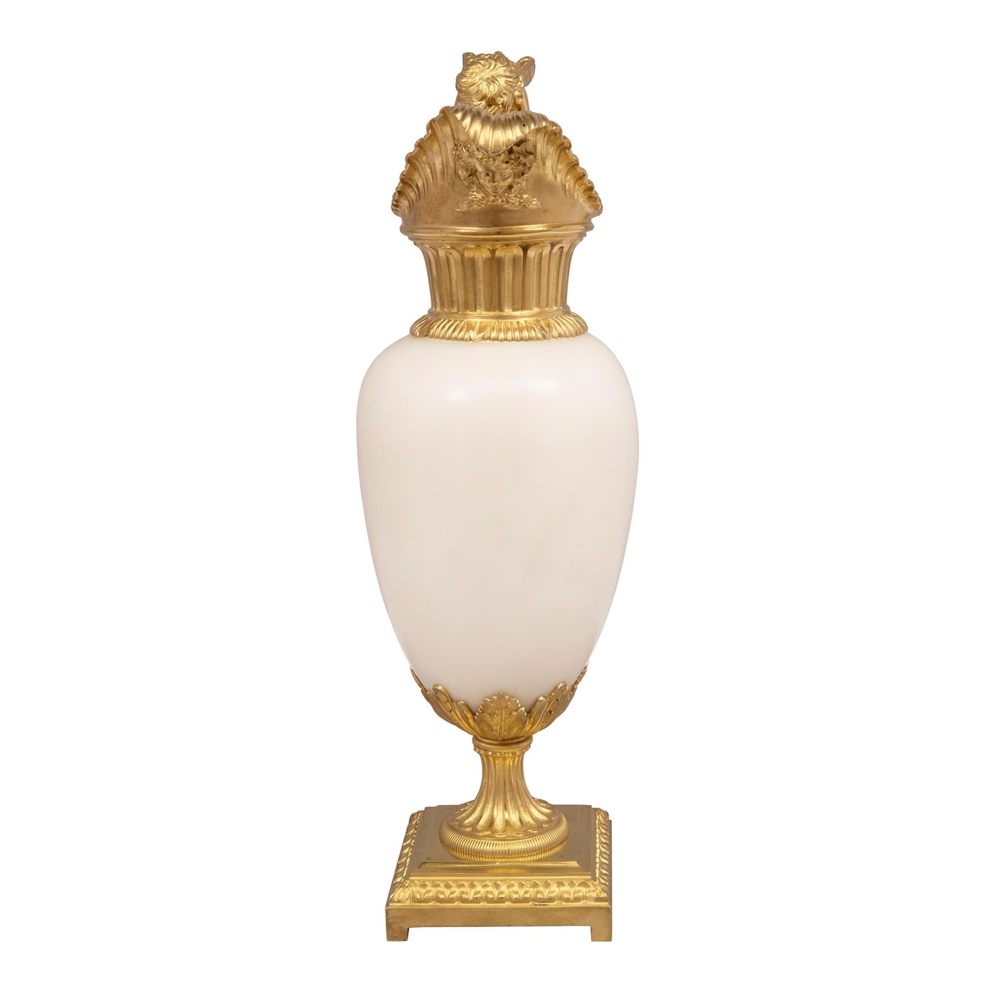 Paar französische Carrara- und Ormolu-Eimer im Louis-XVI-Stil aus dem 19. (Louis XVI.) im Angebot