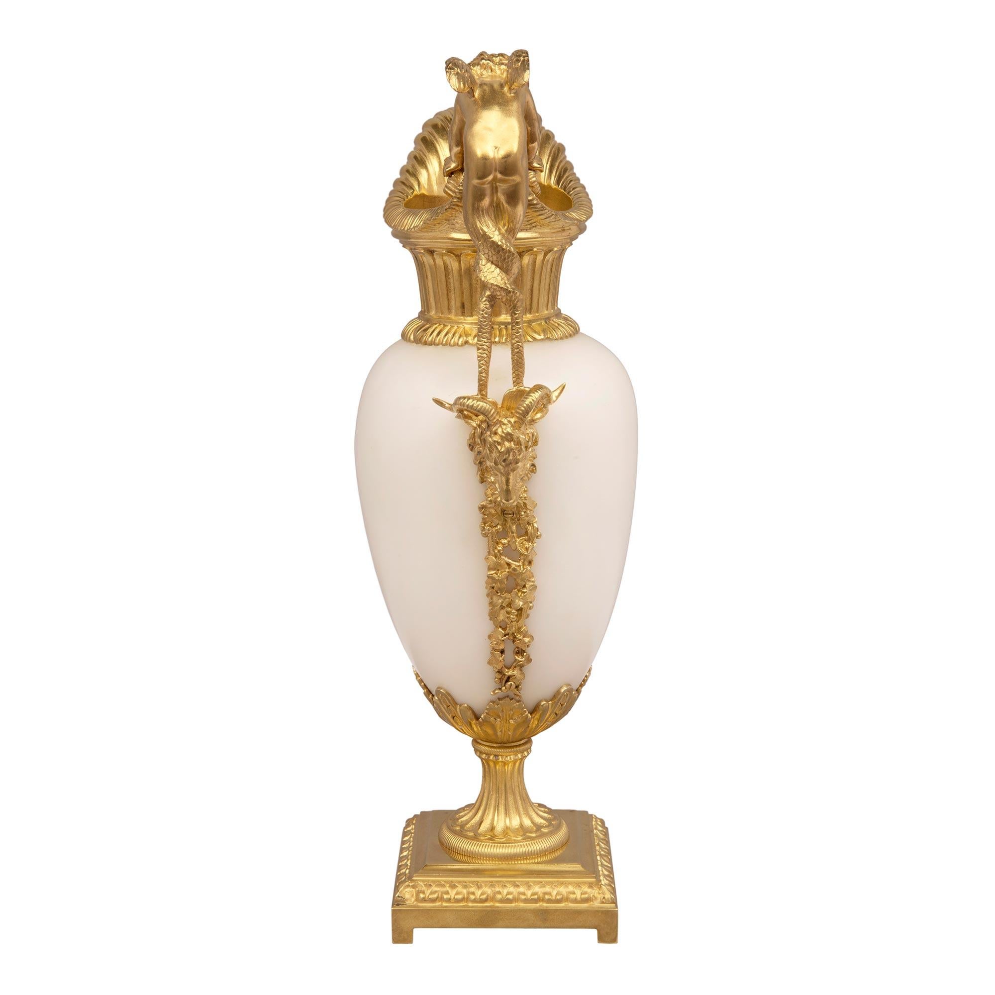 Paar französische Carrara- und Ormolu-Eimer im Louis-XVI-Stil aus dem 19. (Französisch) im Angebot