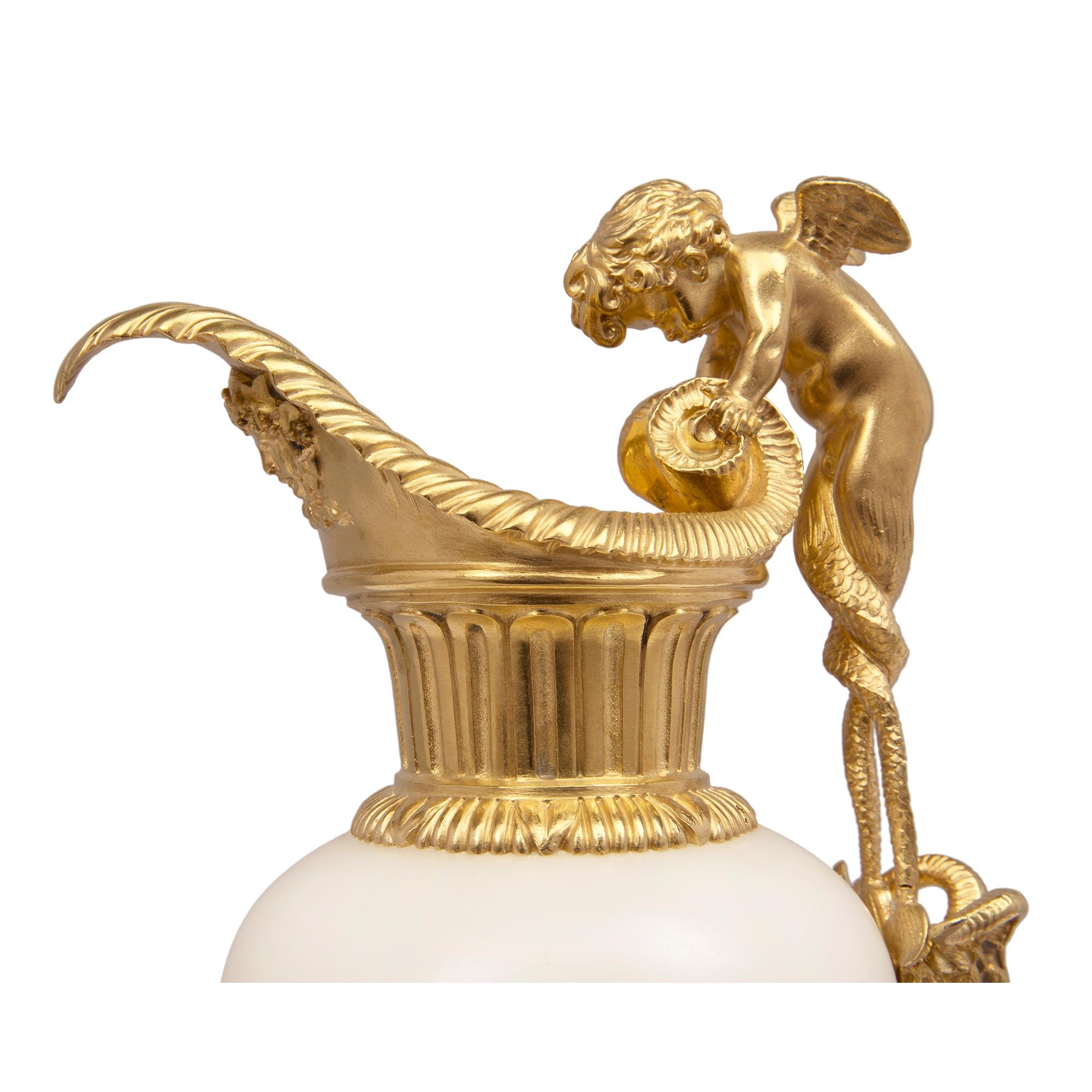 XIXe siècle Paire d'aiguières françaises de style Louis XVI du 19ème siècle en Carrare et bronze doré en vente