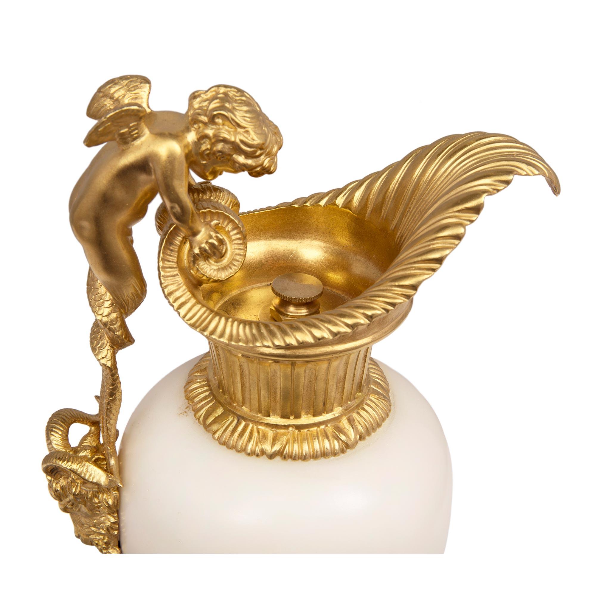 Bronze doré Paire d'aiguières françaises de style Louis XVI du 19ème siècle en Carrare et bronze doré en vente
