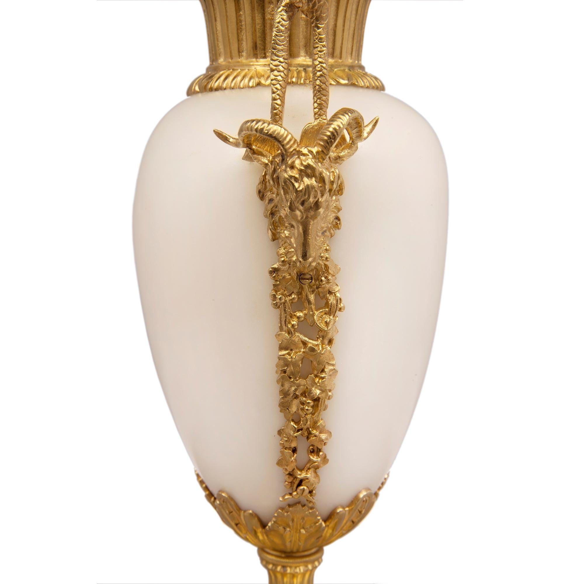 Paire d'aiguières françaises de style Louis XVI du 19ème siècle en Carrare et bronze doré en vente 1