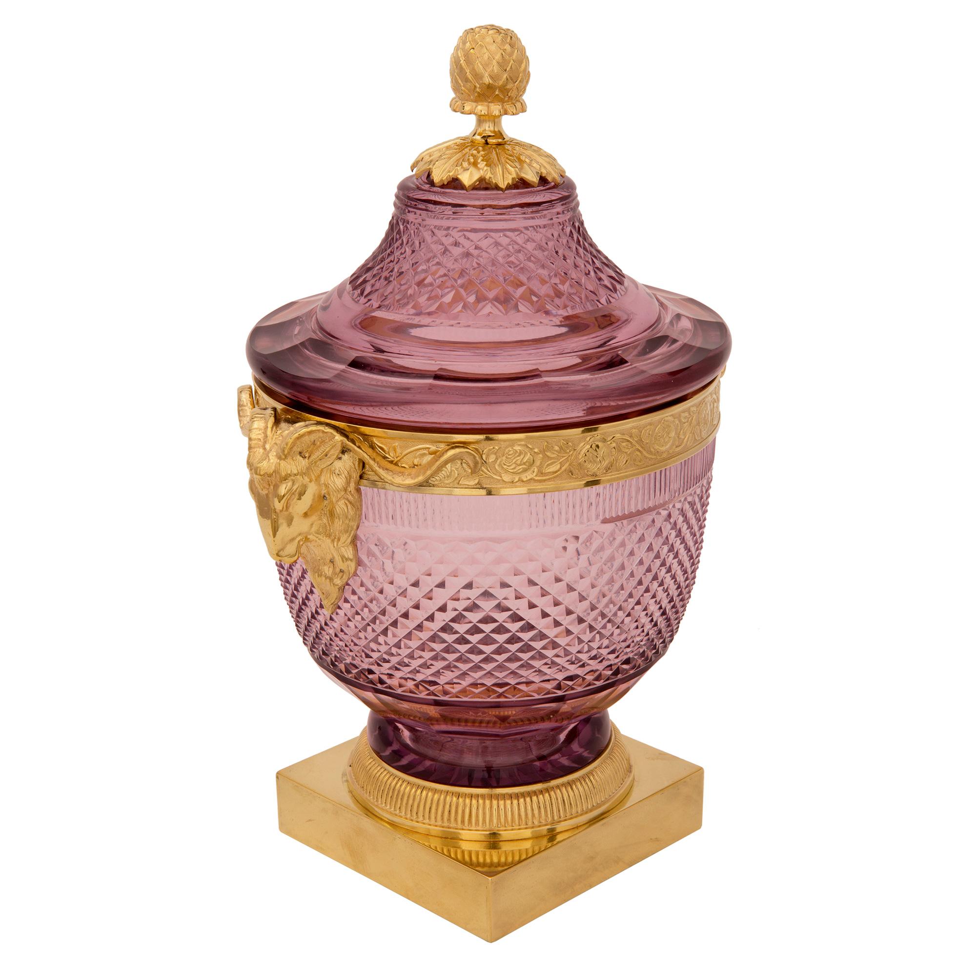 Français Paire d'urnes à couvercle en cristal et bronze doré de style Louis XVI du 19ème siècle français en vente