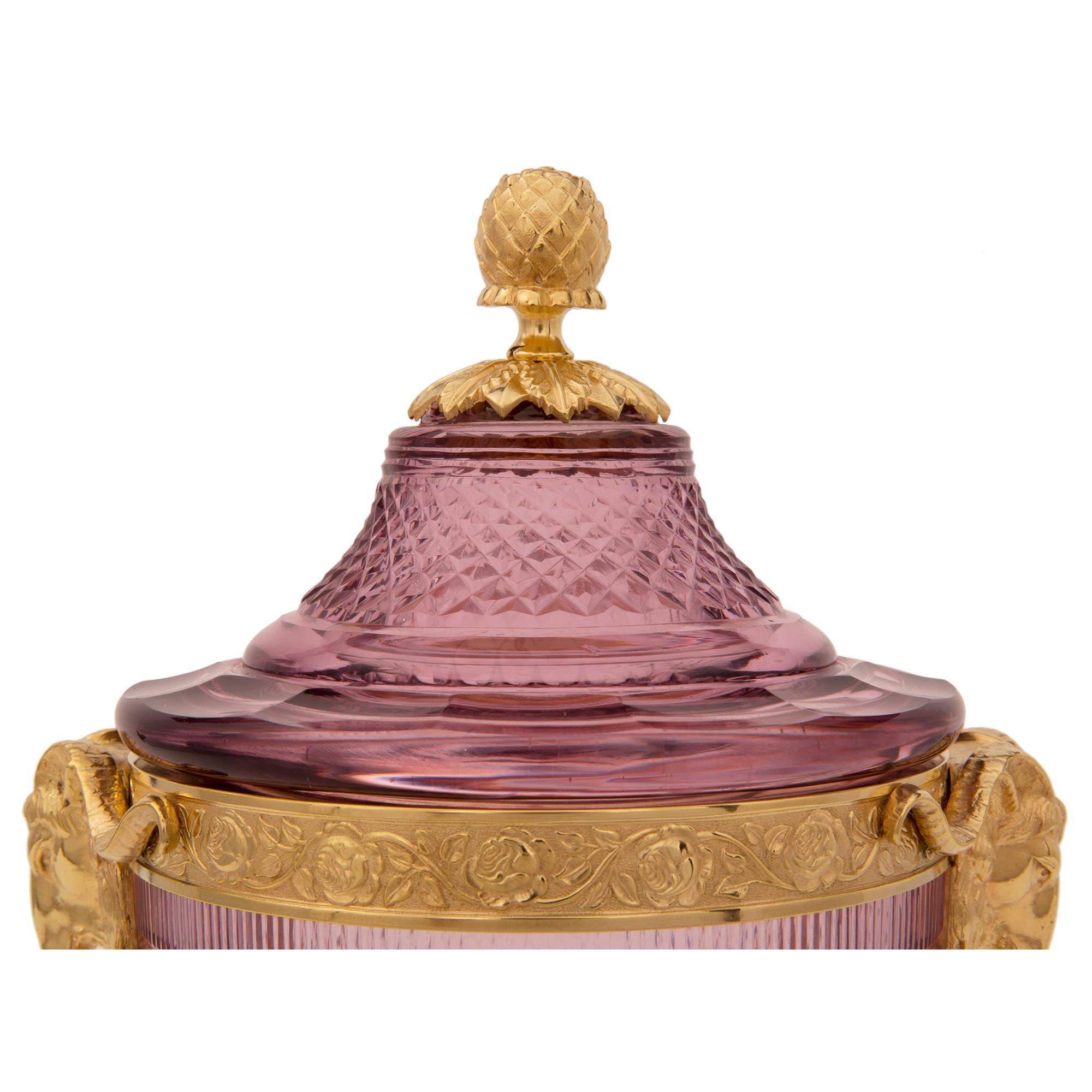 XIXe siècle Paire d'urnes à couvercle en cristal et bronze doré de style Louis XVI du 19ème siècle français en vente
