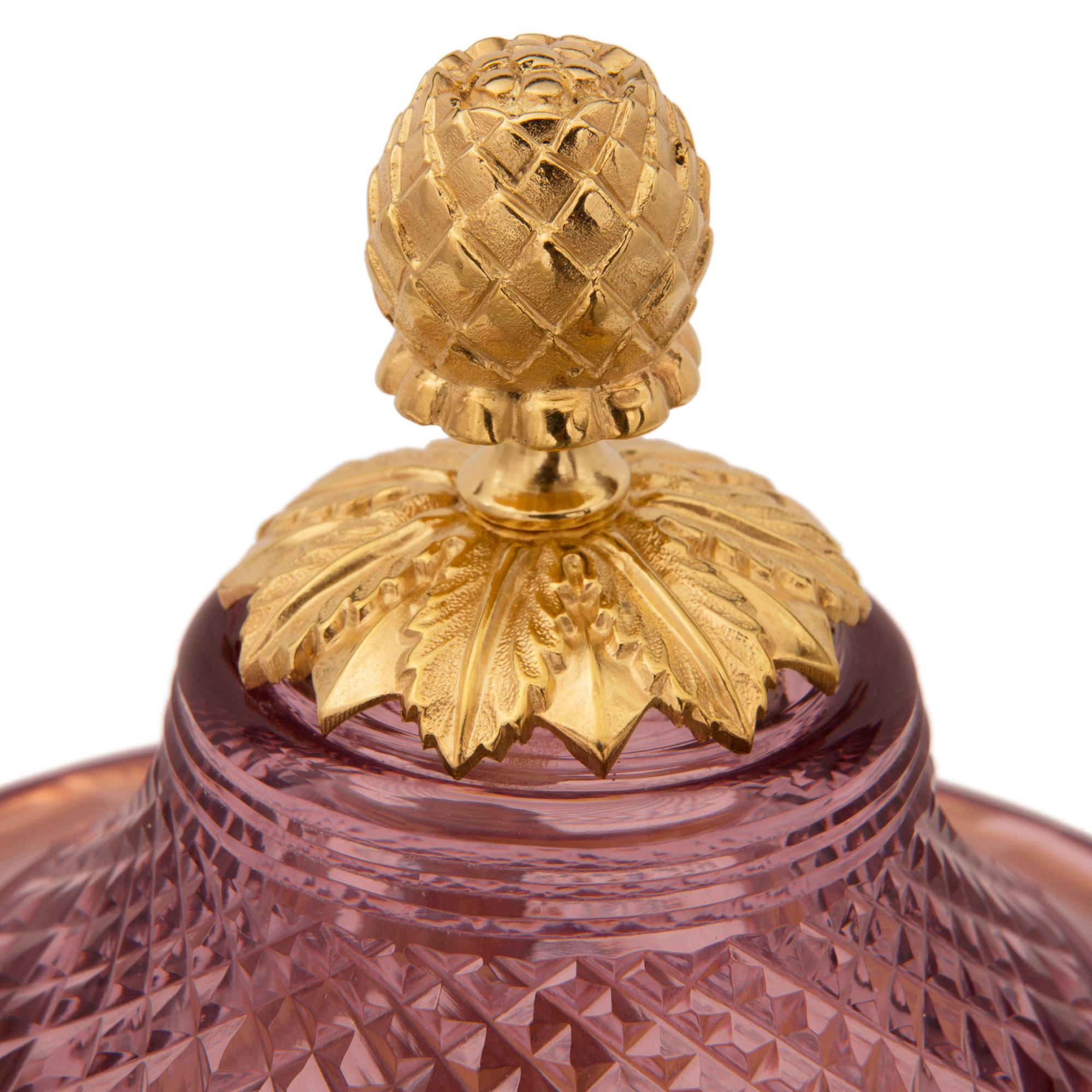 Cristal Paire d'urnes à couvercle en cristal et bronze doré de style Louis XVI du 19ème siècle français en vente