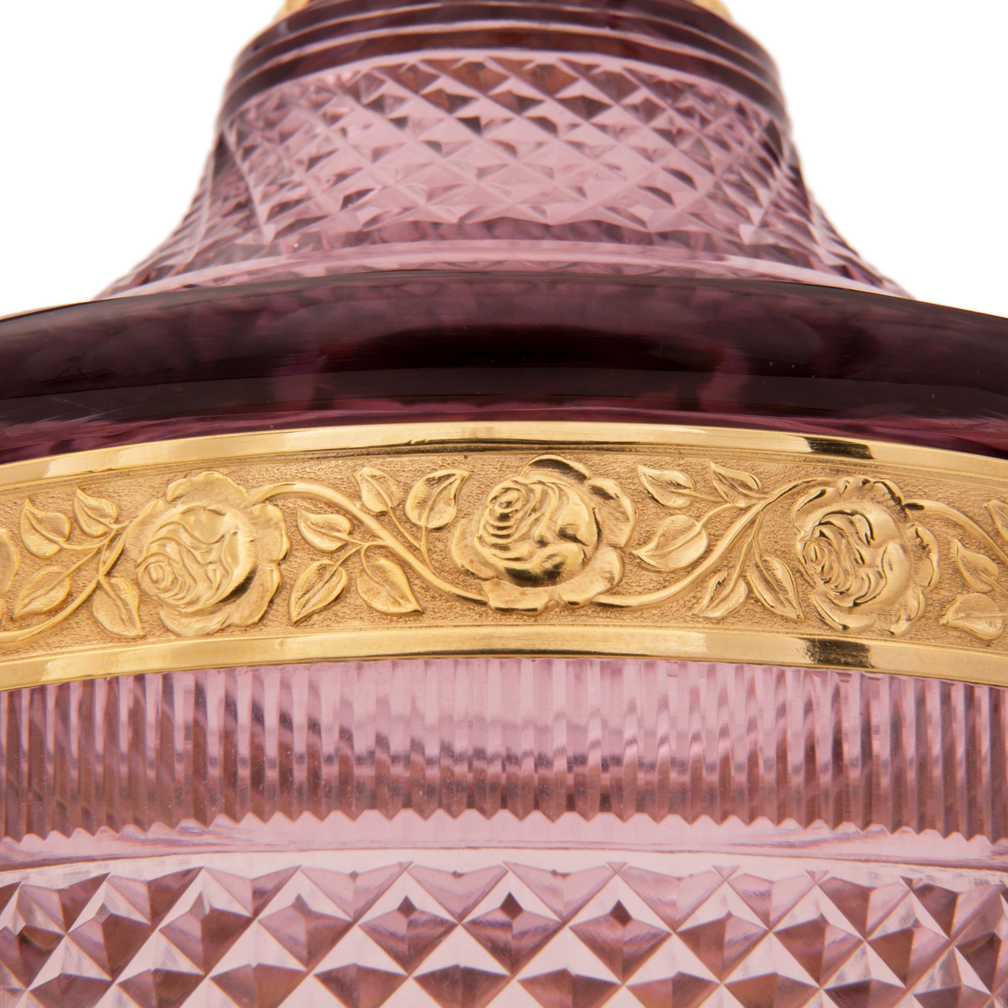 Paire d'urnes à couvercle en cristal et bronze doré de style Louis XVI du 19ème siècle français en vente 1