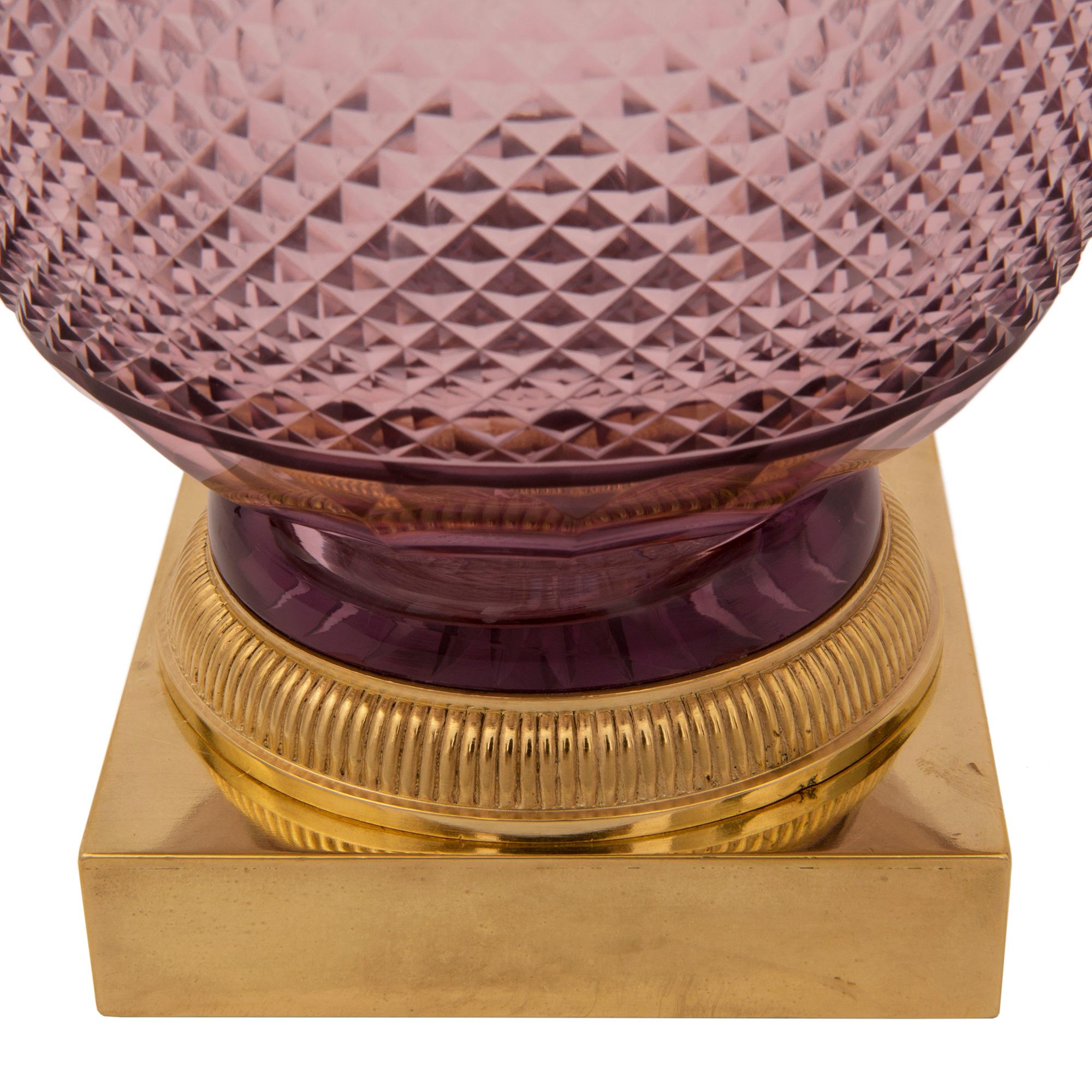 Paire d'urnes à couvercle en cristal et bronze doré de style Louis XVI du 19ème siècle français en vente 3