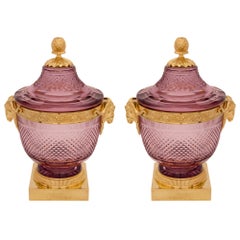 Paire d'urnes à couvercle en cristal et bronze doré de style Louis XVI du 19ème siècle français