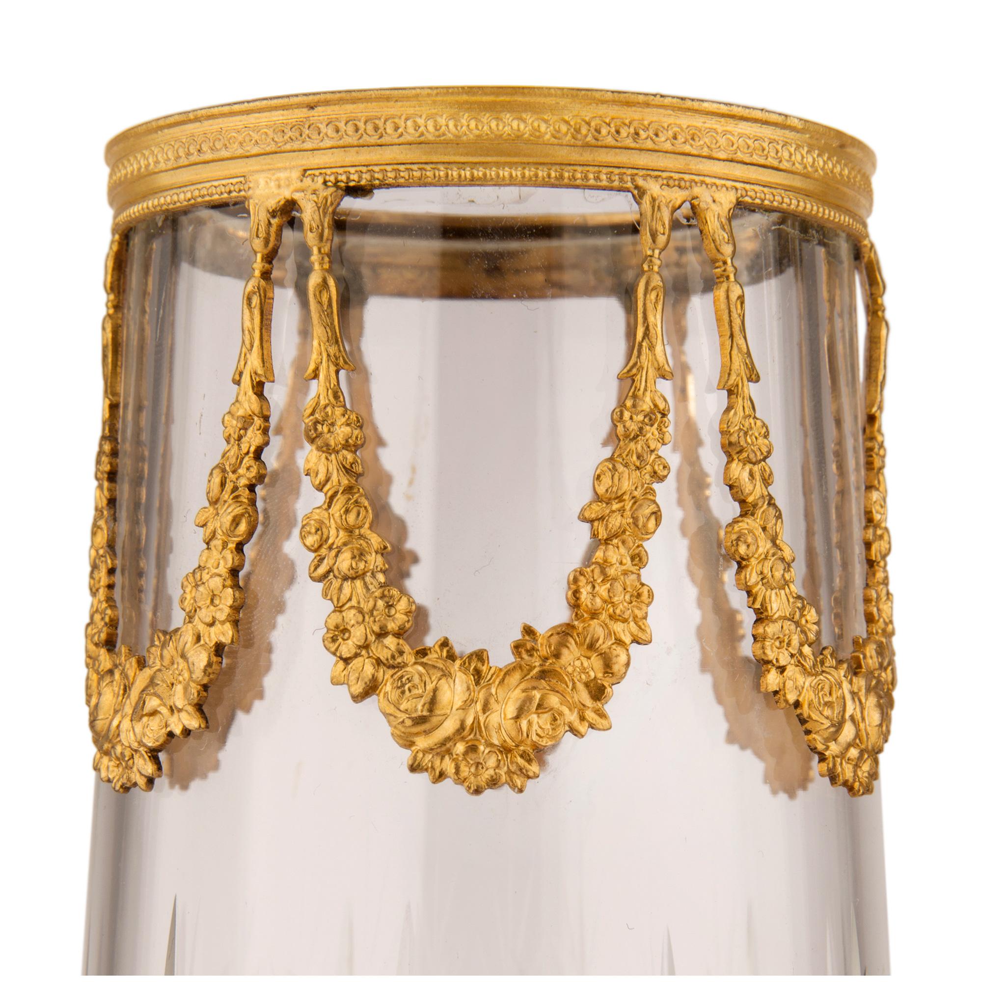 Paire de vases français de style Louis XVI du XIXe siècle en cristal et bronze doré Bon état - En vente à West Palm Beach, FL