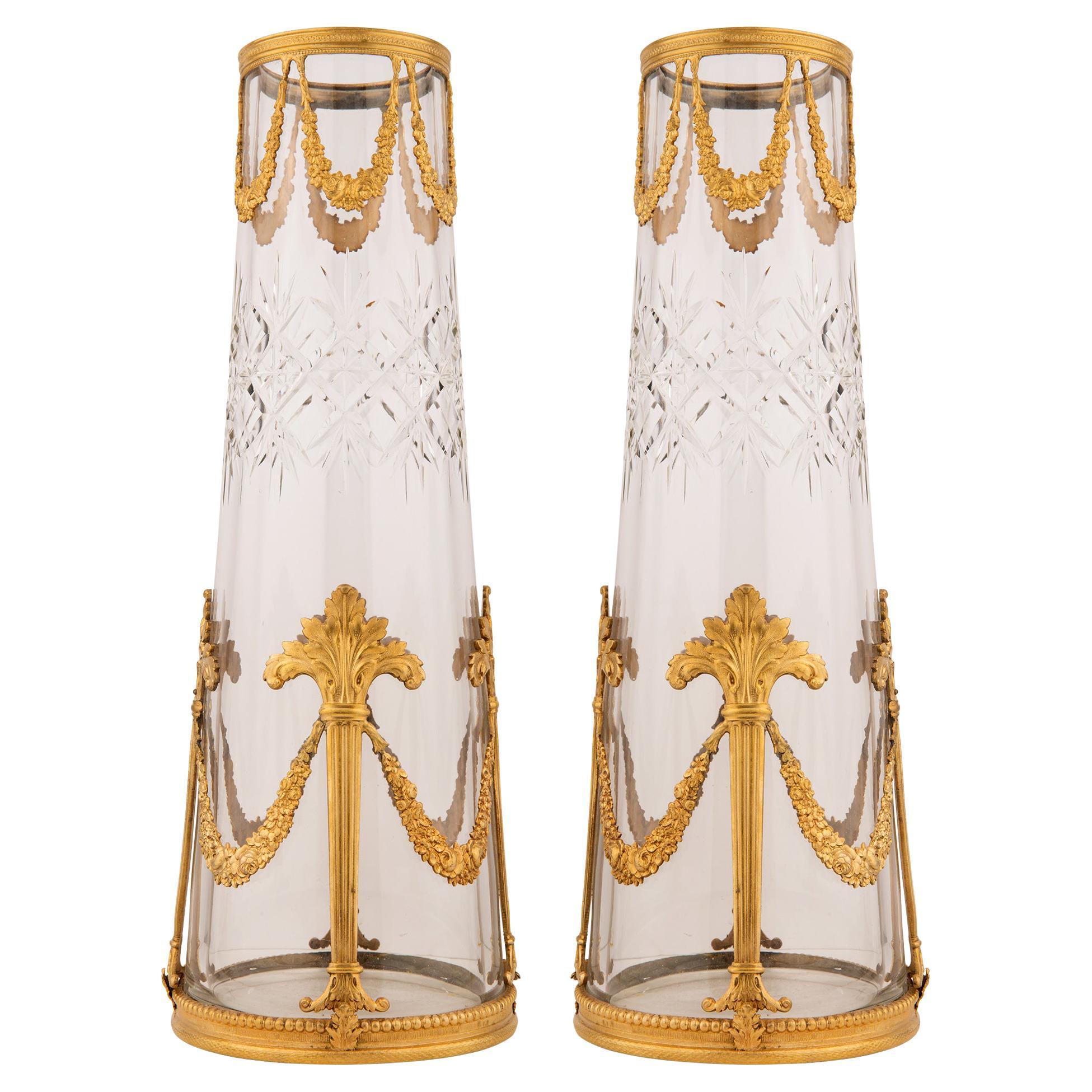 Paire de vases français de style Louis XVI du XIXe siècle en cristal et bronze doré