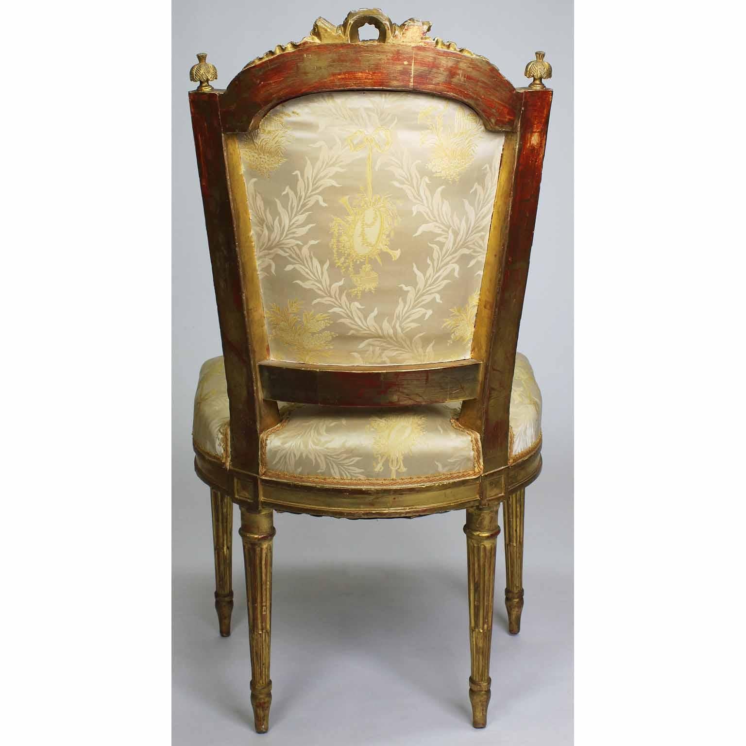 Paar französische geschnitzte Boudoir-Beistellstühle aus vergoldetem Holz im Louis-XVI.-Stil des 19. Jahrhunderts (Seide) im Angebot