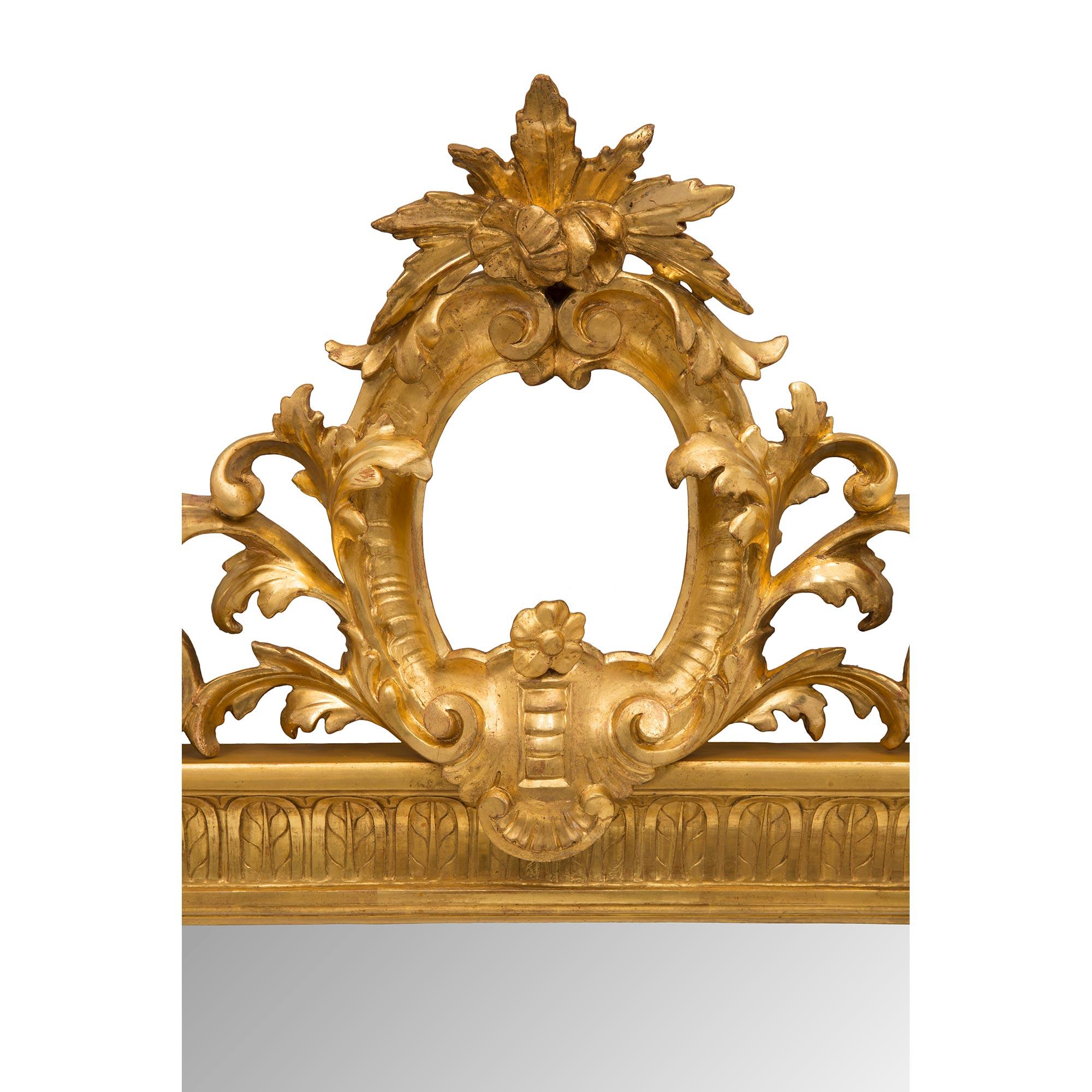 Français Paire de miroirs en bois doré de style Louis XVI du XIXe siècle français en vente