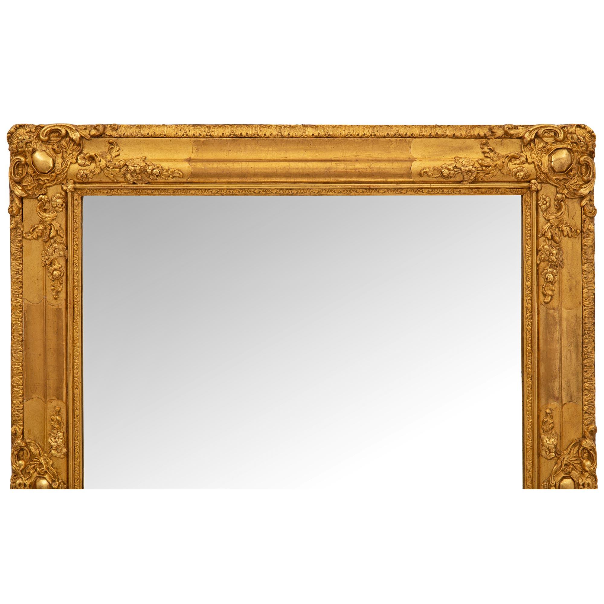 Paire de miroirs en bois doré de style Louis XVI du 19ème siècle français Bon état - En vente à West Palm Beach, FL