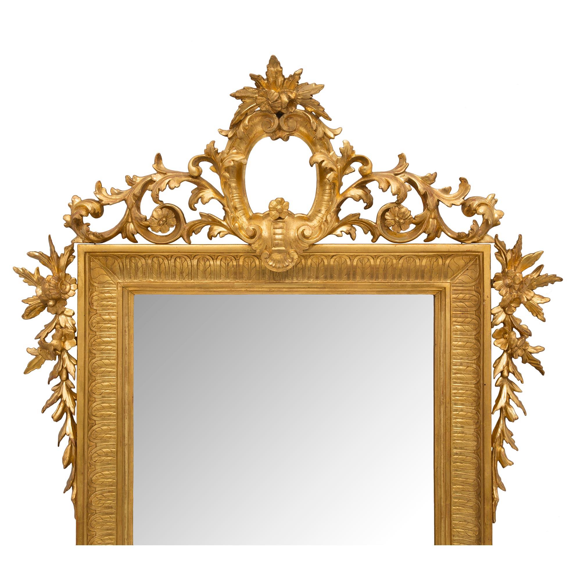 Miroir Paire de miroirs en bois doré de style Louis XVI du XIXe siècle français en vente