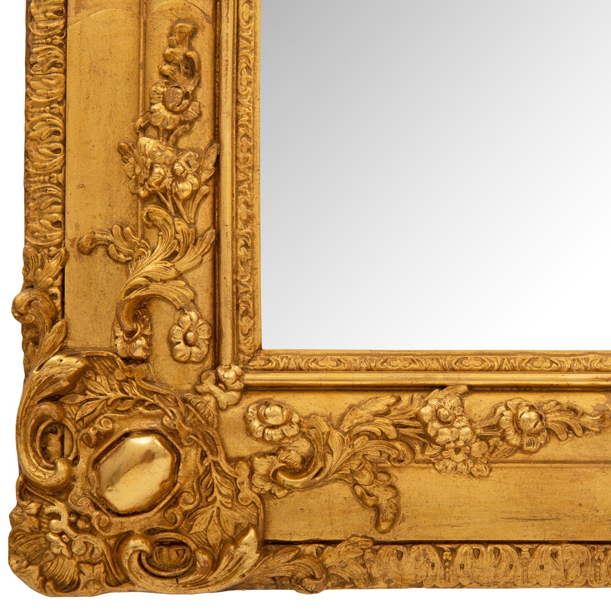 Paire de miroirs en bois doré de style Louis XVI du 19ème siècle français en vente 1
