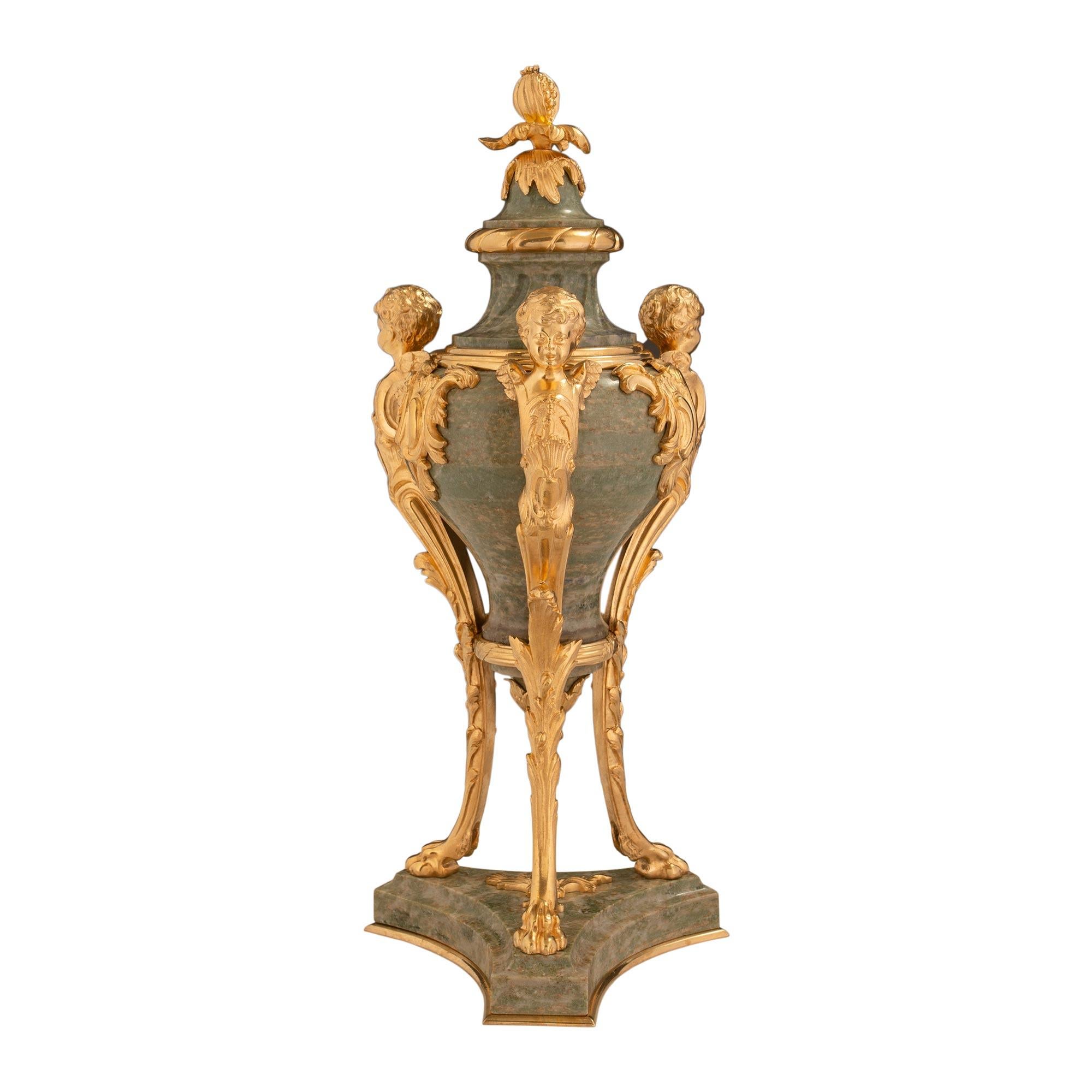 Français Paire d'urnes à couvercle en marbre vert et bronze doré de style Louis XVI du XIXe siècle français en vente