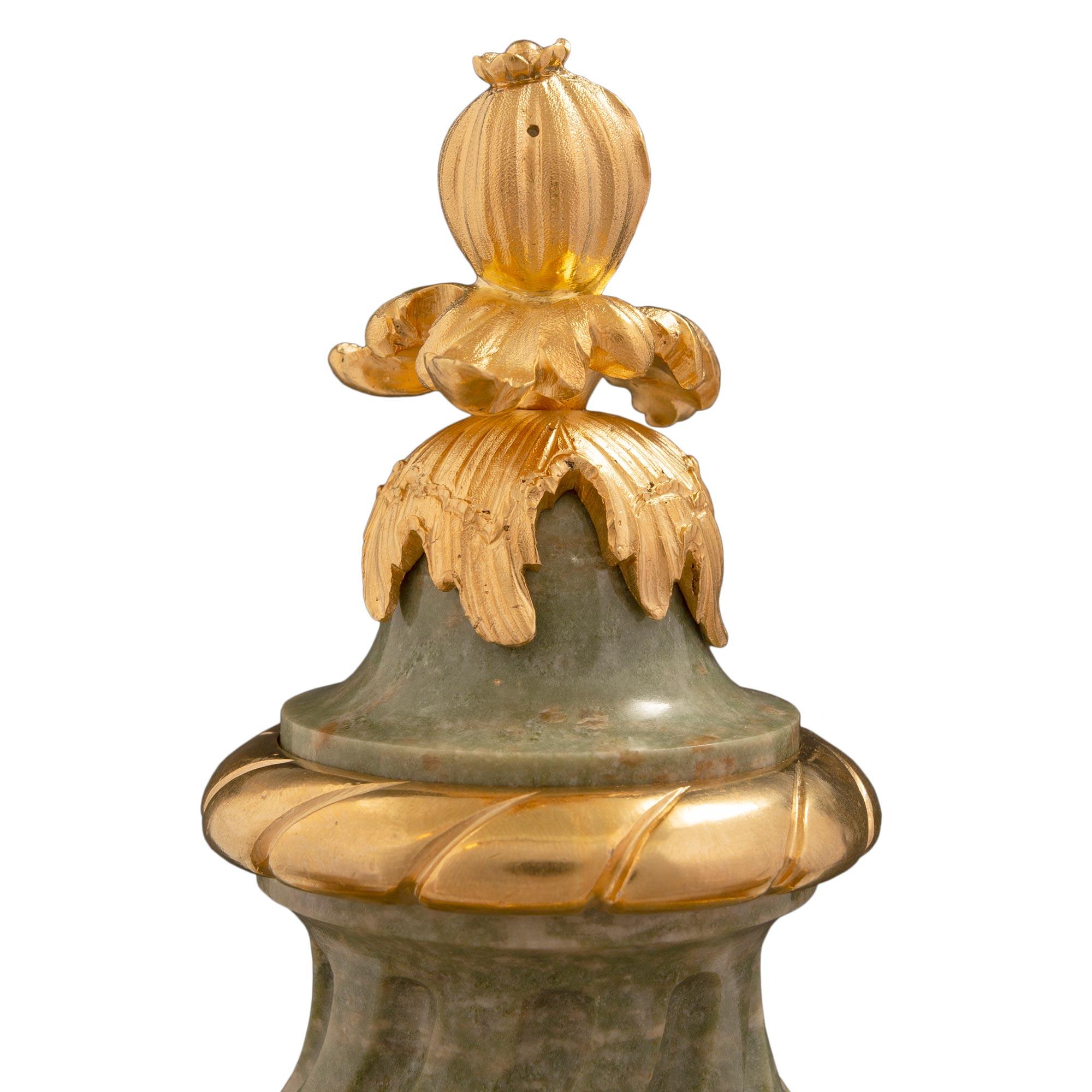 Paire d'urnes à couvercle en marbre vert et bronze doré de style Louis XVI du XIXe siècle français Bon état - En vente à West Palm Beach, FL