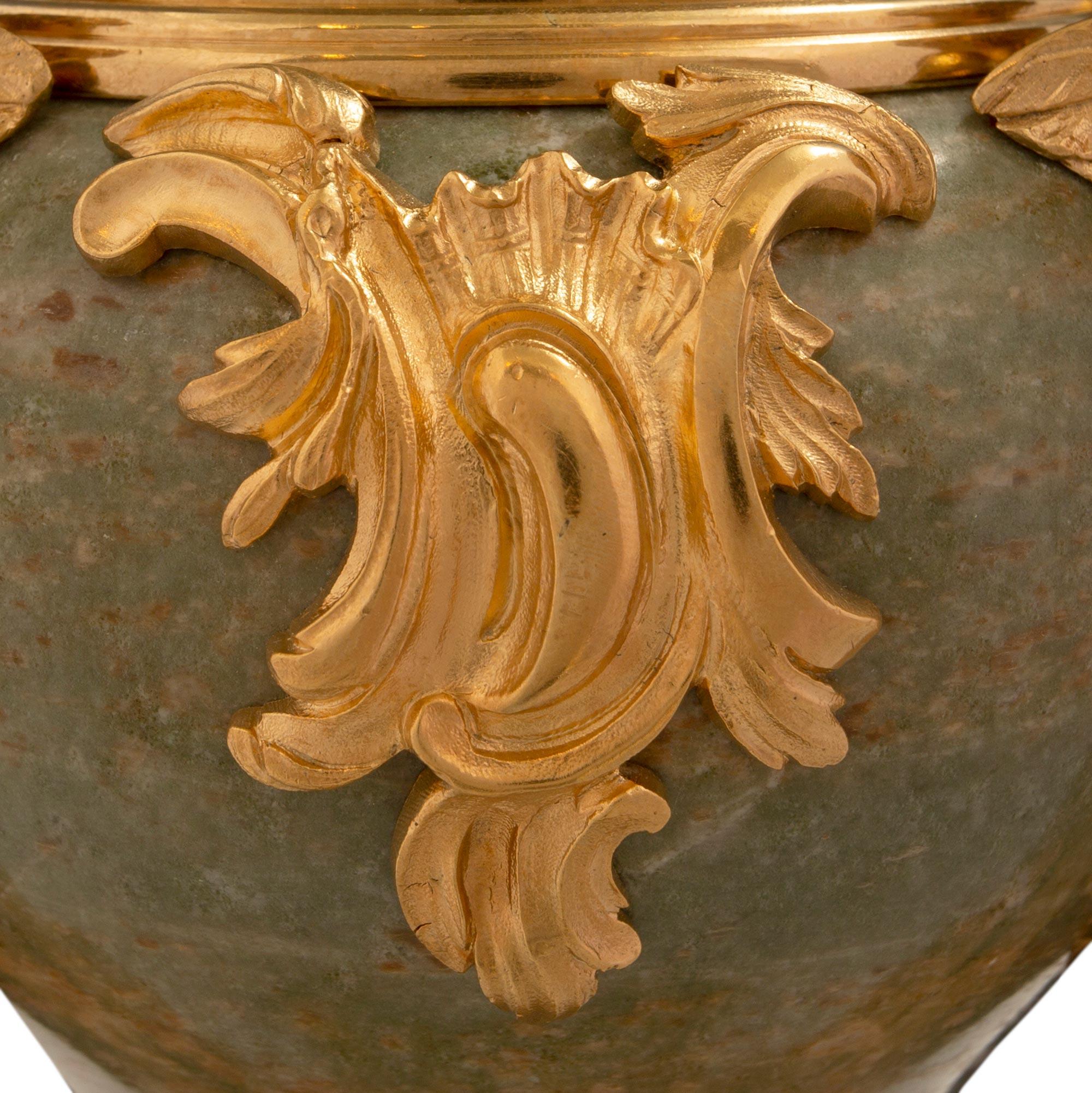 Paire d'urnes à couvercle en marbre vert et bronze doré de style Louis XVI du XIXe siècle français en vente 1