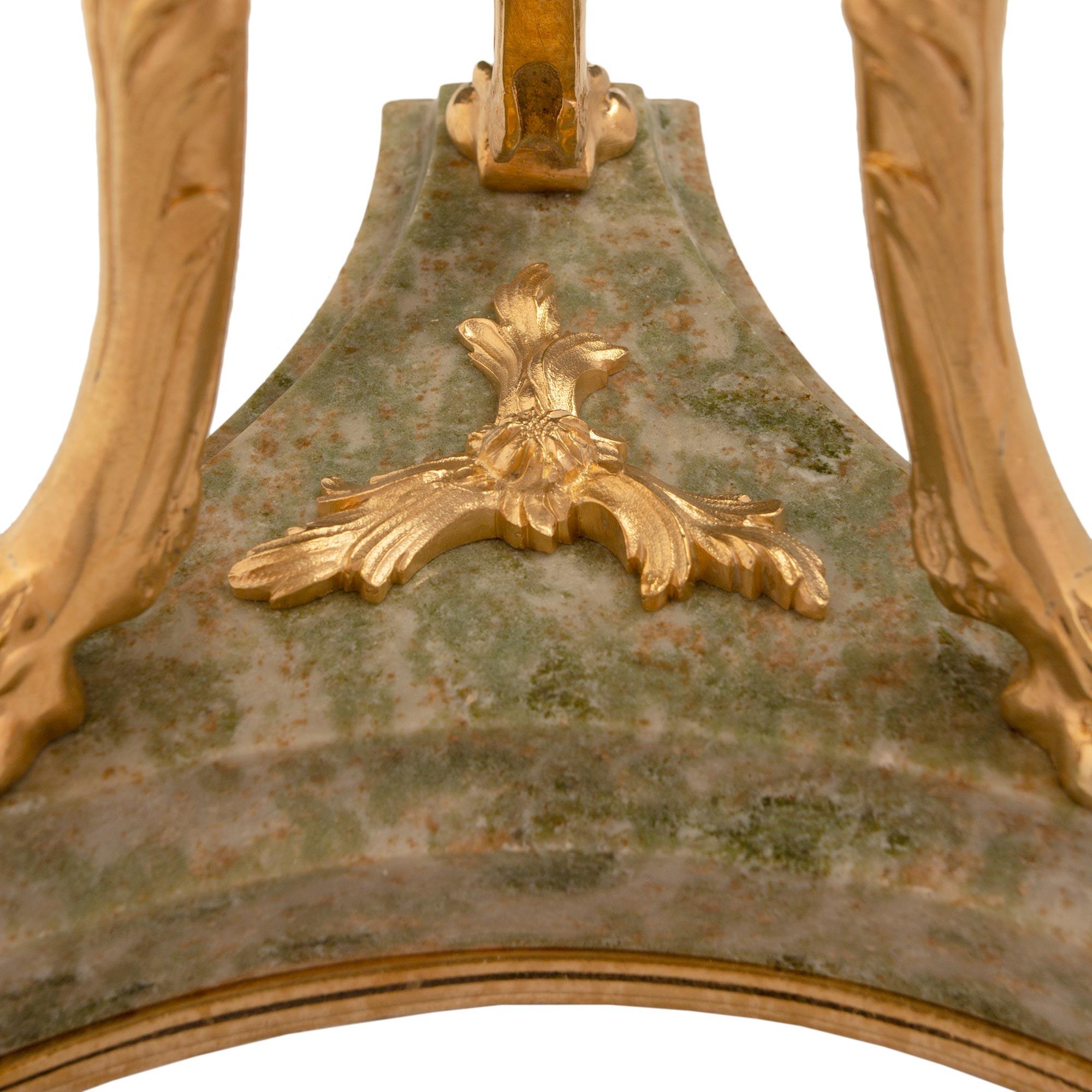 Paire d'urnes à couvercle en marbre vert et bronze doré de style Louis XVI du XIXe siècle français en vente 3