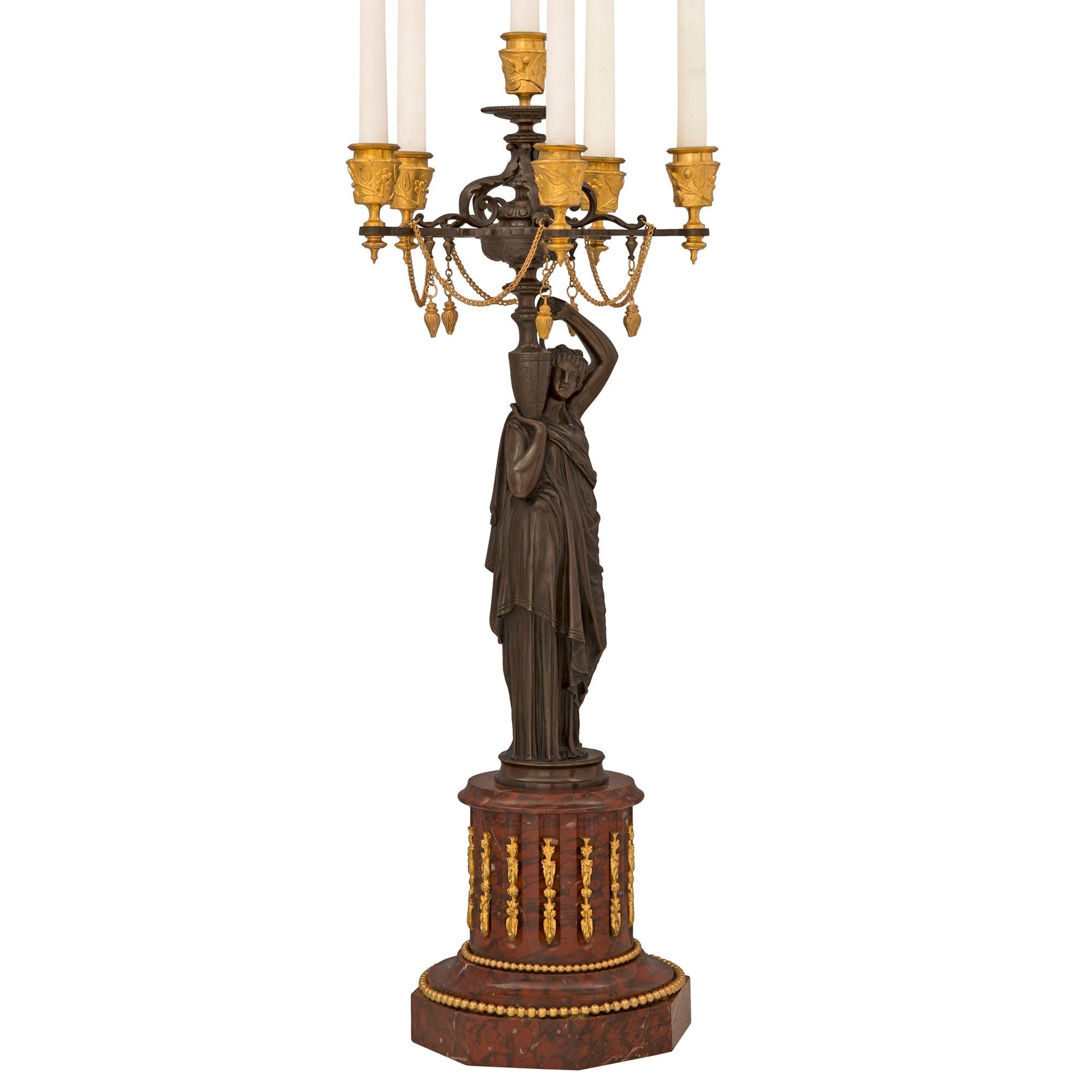 Francese Coppia di candelabri francesi del XIX secolo in stile Luigi XVI in marmo e bronzo in vendita