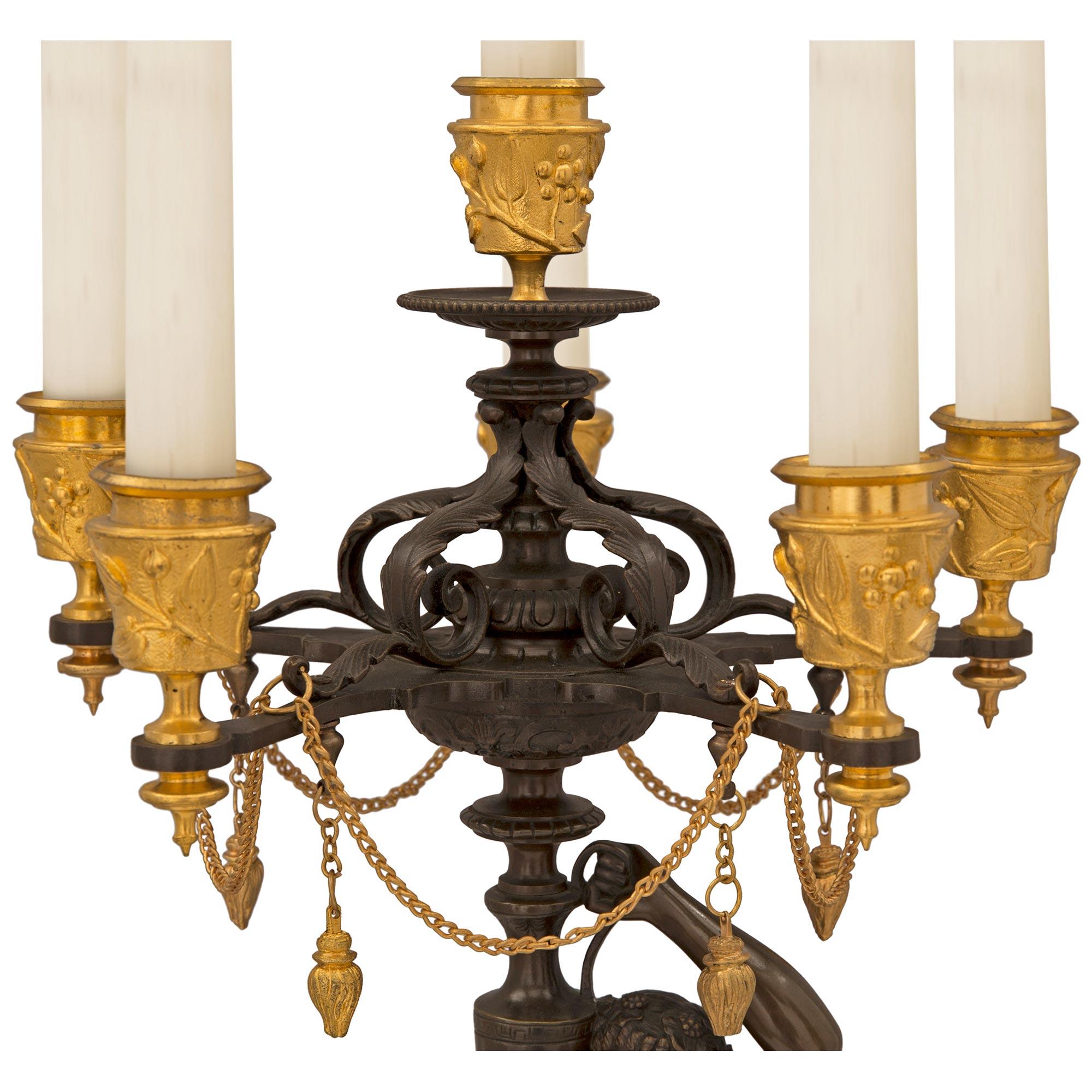 Coppia di candelabri francesi del XIX secolo in stile Luigi XVI in marmo e bronzo In condizioni buone in vendita a West Palm Beach, FL