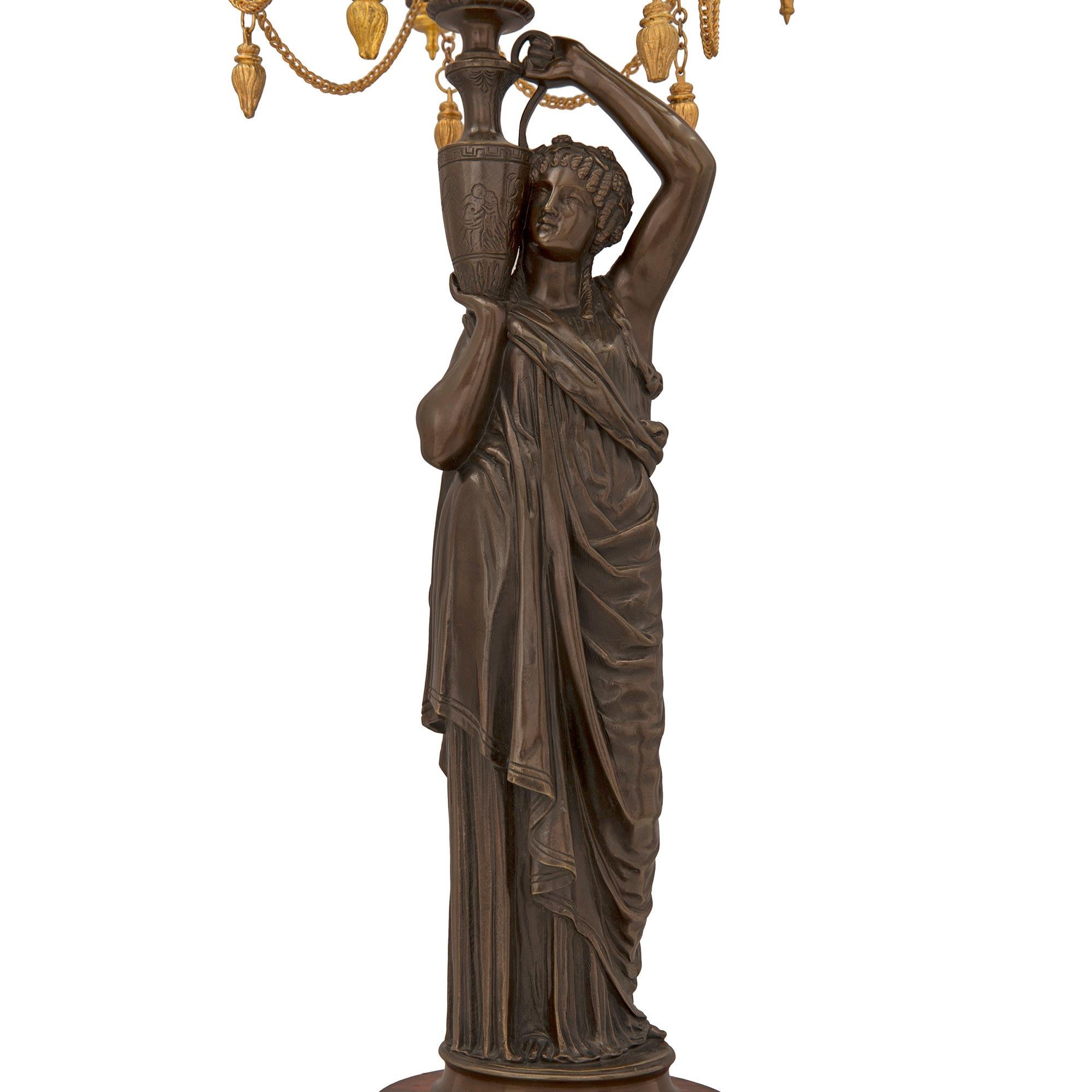 Coppia di candelabri francesi del XIX secolo in stile Luigi XVI in marmo e bronzo in vendita 1