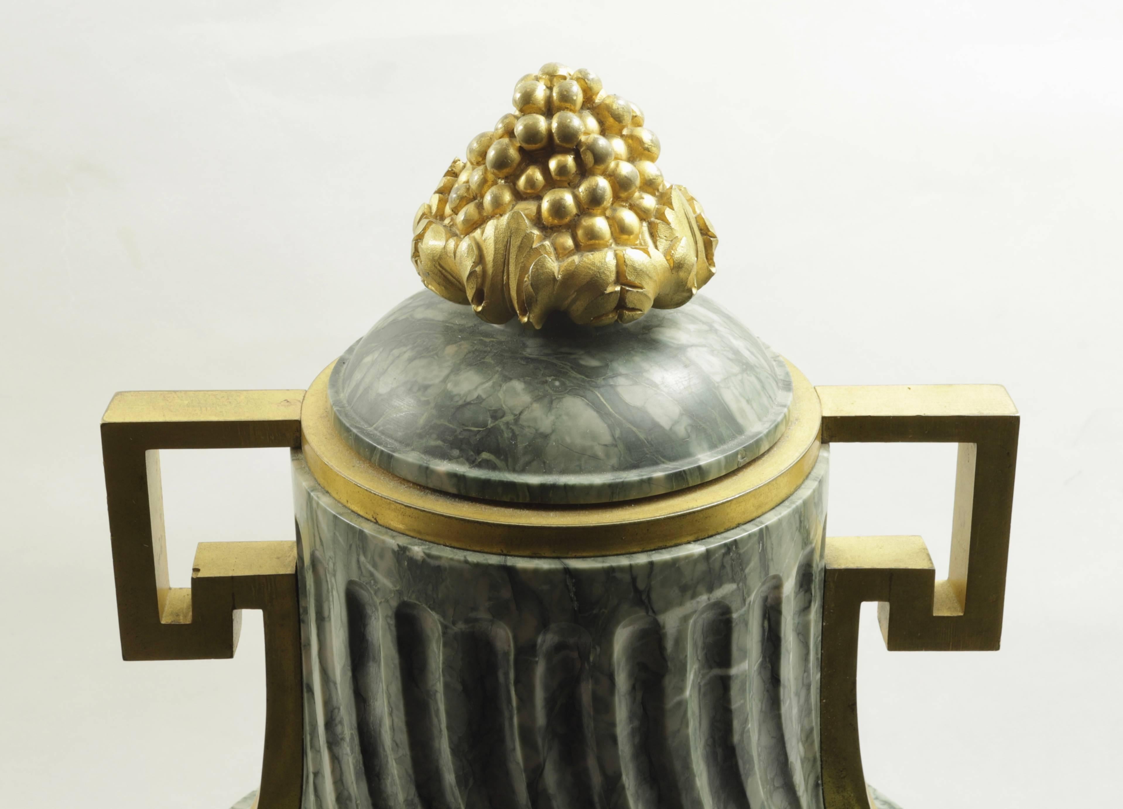 Pair French 19th Century Louis XVI Style Marble and Gilt Bronze Urns im Zustand „Gut“ in New York, NY