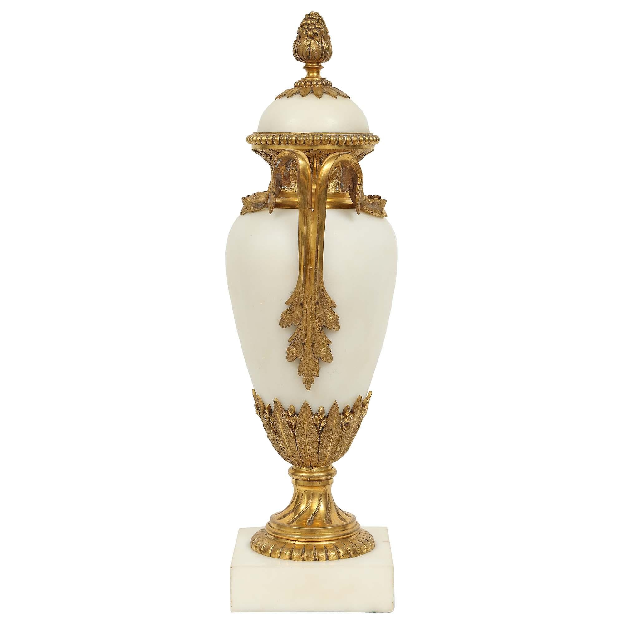 Paar französische Marmor- und Goldbronze-Caboletten im Louis-XVI.-Stil des 19. Jahrhunderts (Louis XVI.) im Angebot