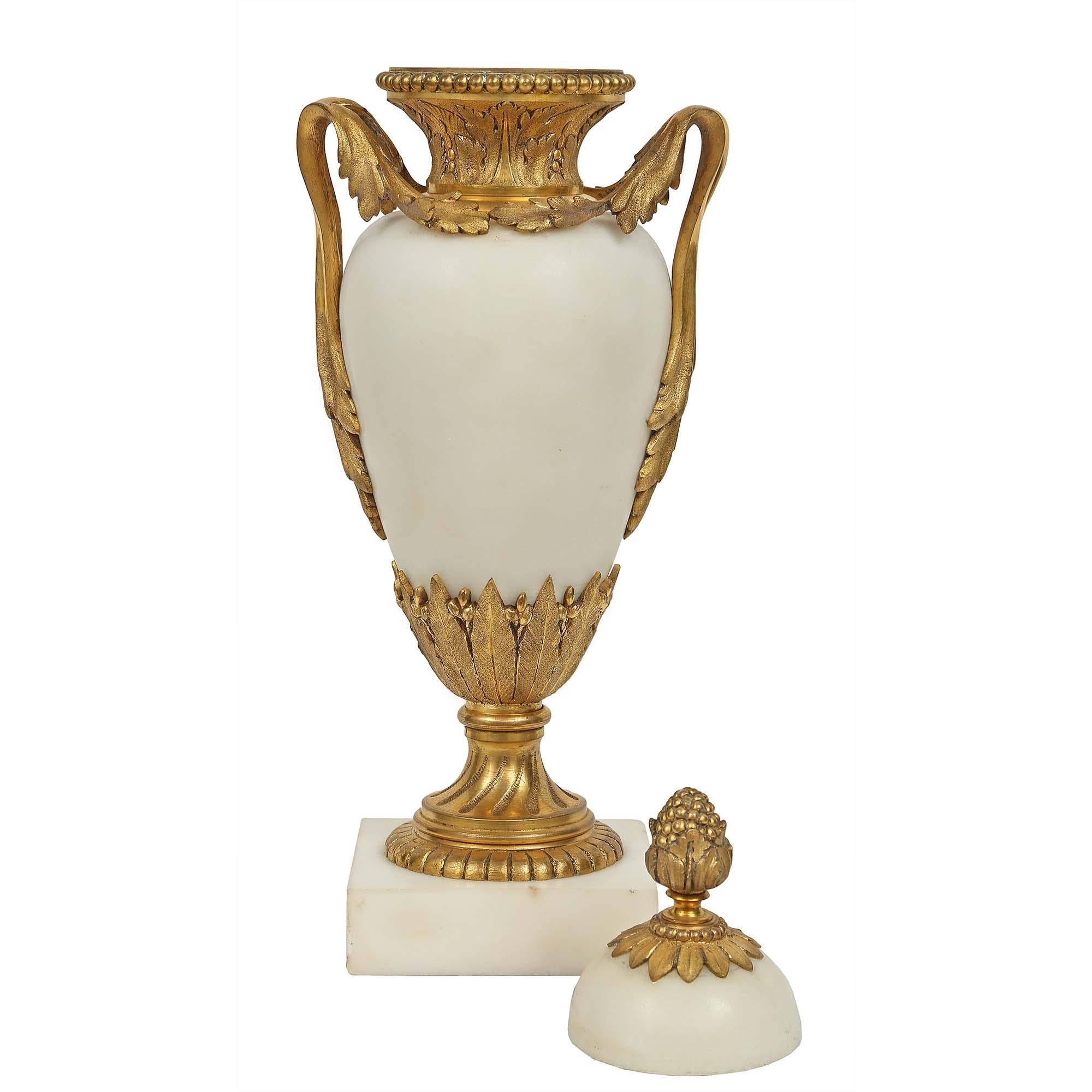 Français Paire de Cassolettes françaises de style Louis XVI du 19ème siècle en marbre et bronze doré en vente