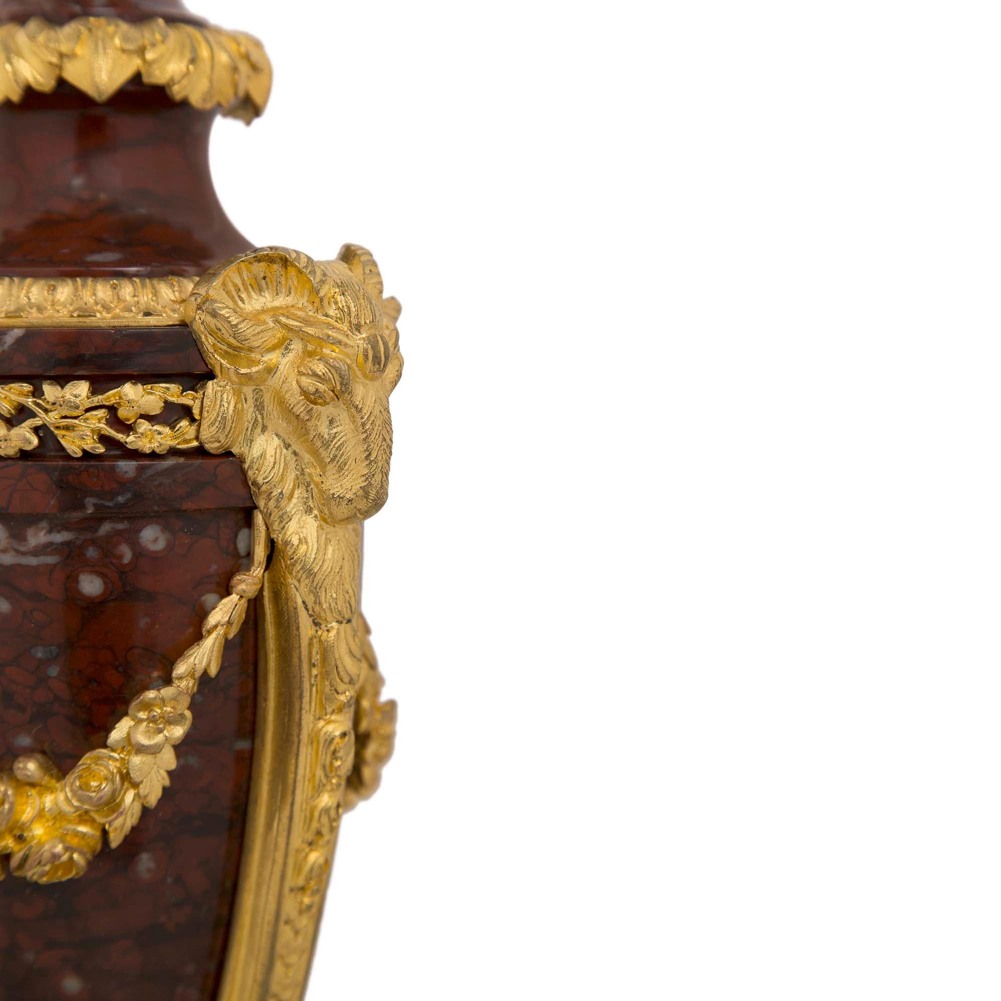 Similoro Coppia di cassolette francesi del XIX secolo in stile Luigi XVI in marmo e ormeggio in vendita