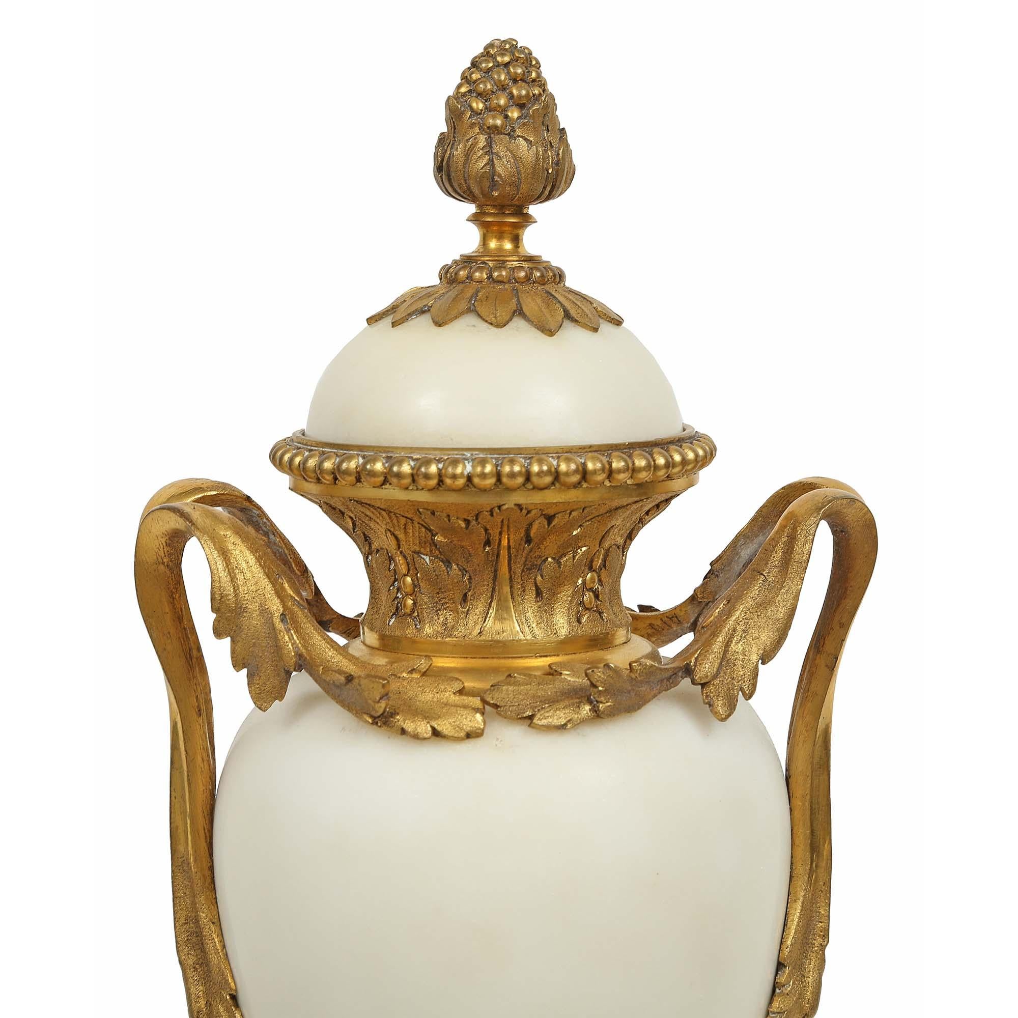 Paar französische Marmor- und Goldbronze-Caboletten im Louis-XVI.-Stil des 19. Jahrhunderts im Angebot 1