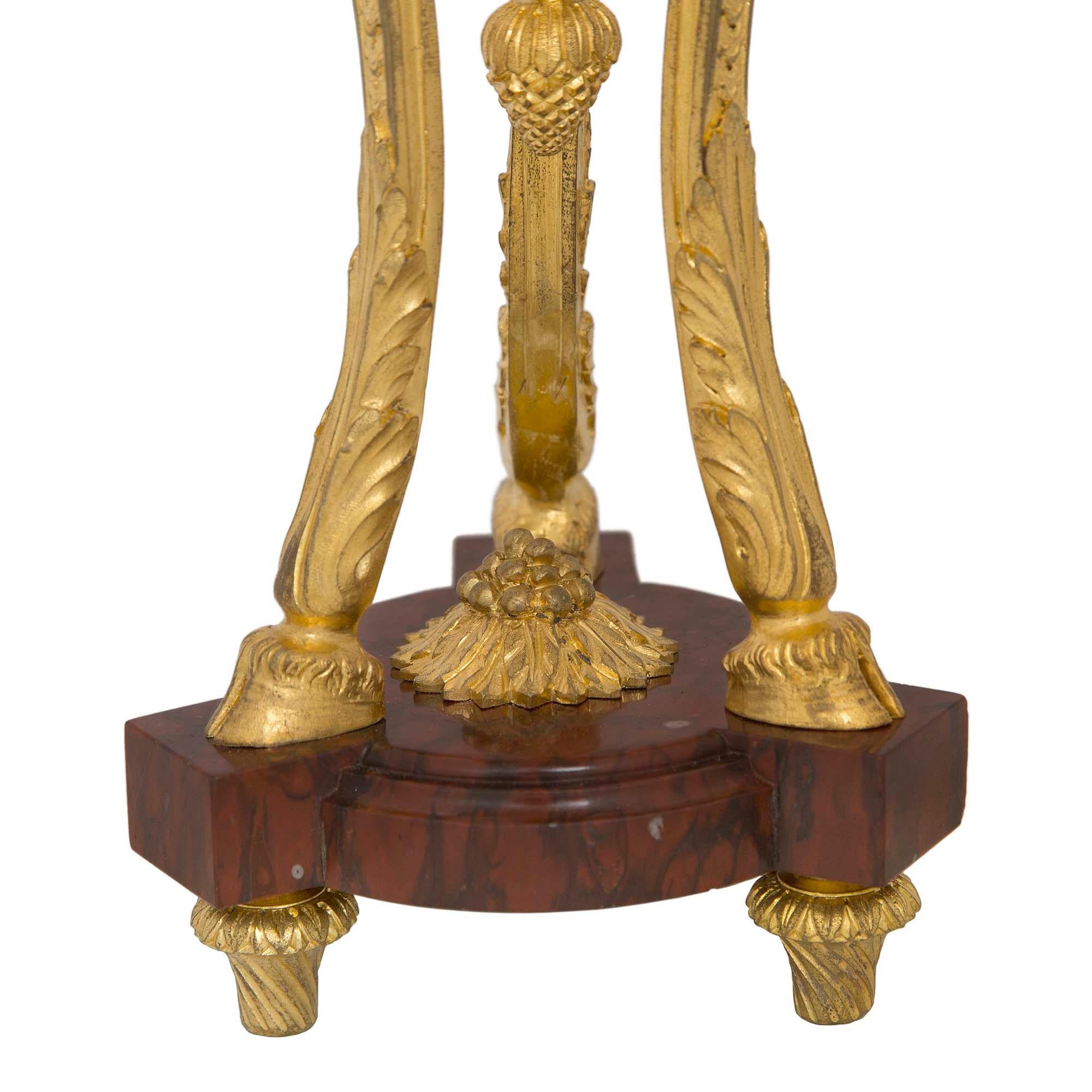 Bronze doré Paire de Cassolettes françaises de style Louis XVI du 19ème siècle en marbre et bronze doré en vente