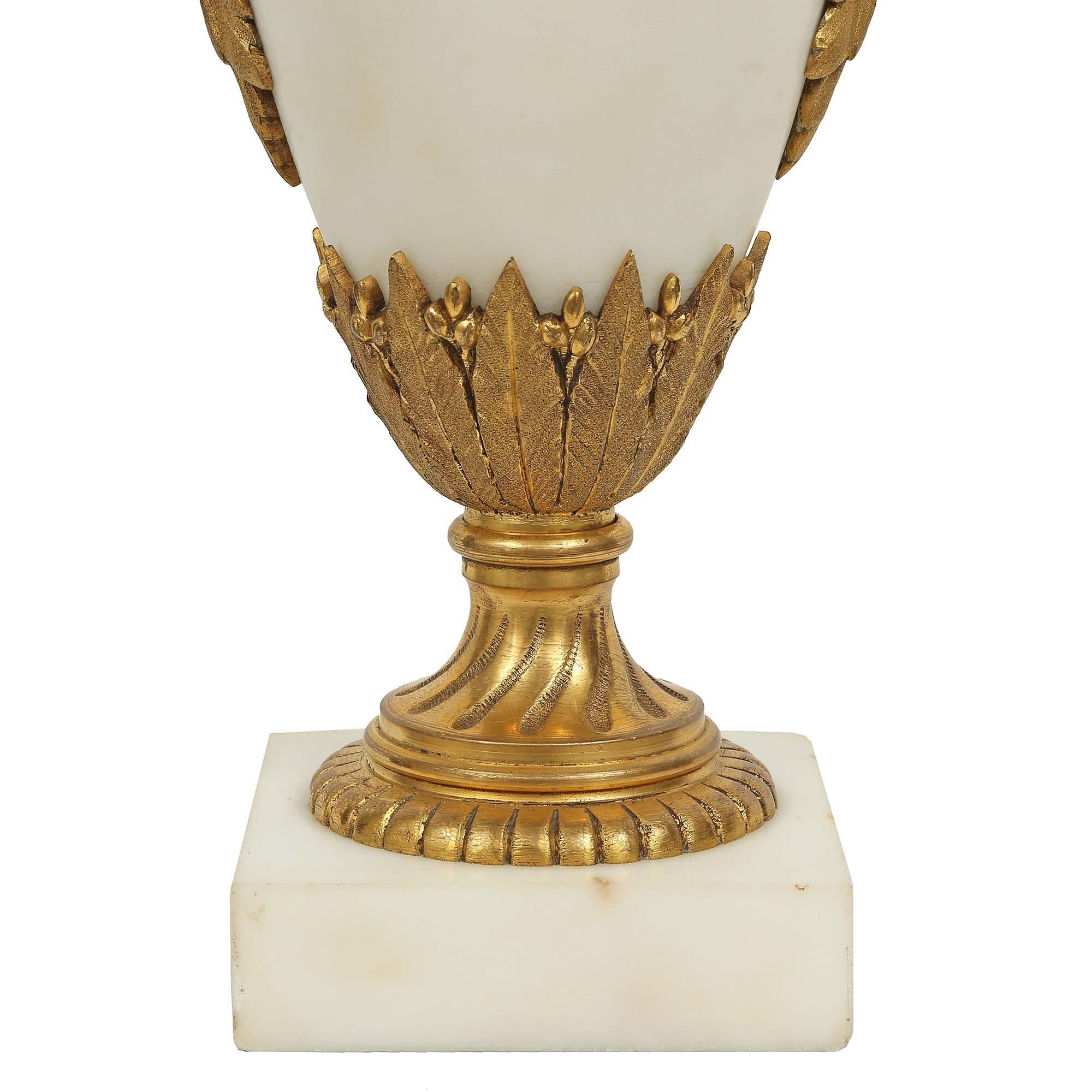 Bronze doré Paire de Cassolettes françaises de style Louis XVI du 19ème siècle en marbre et bronze doré en vente