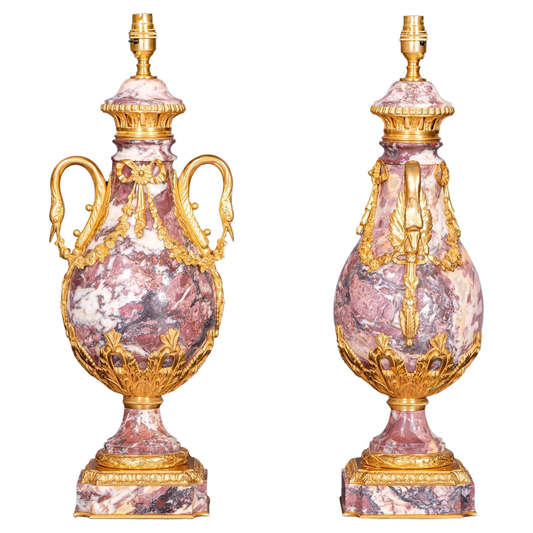 Ein atemberaubendes Paar französischer Lampen im Stil Louis XVI des 19. Jahrhunderts aus Ormolu und Brèche Violette-Marmor. Jede Leuchte steht auf einem eleganten quadratischen Sockel mit konkaven Ecken und einem fein gesprenkelten Coeur de Rai-Band