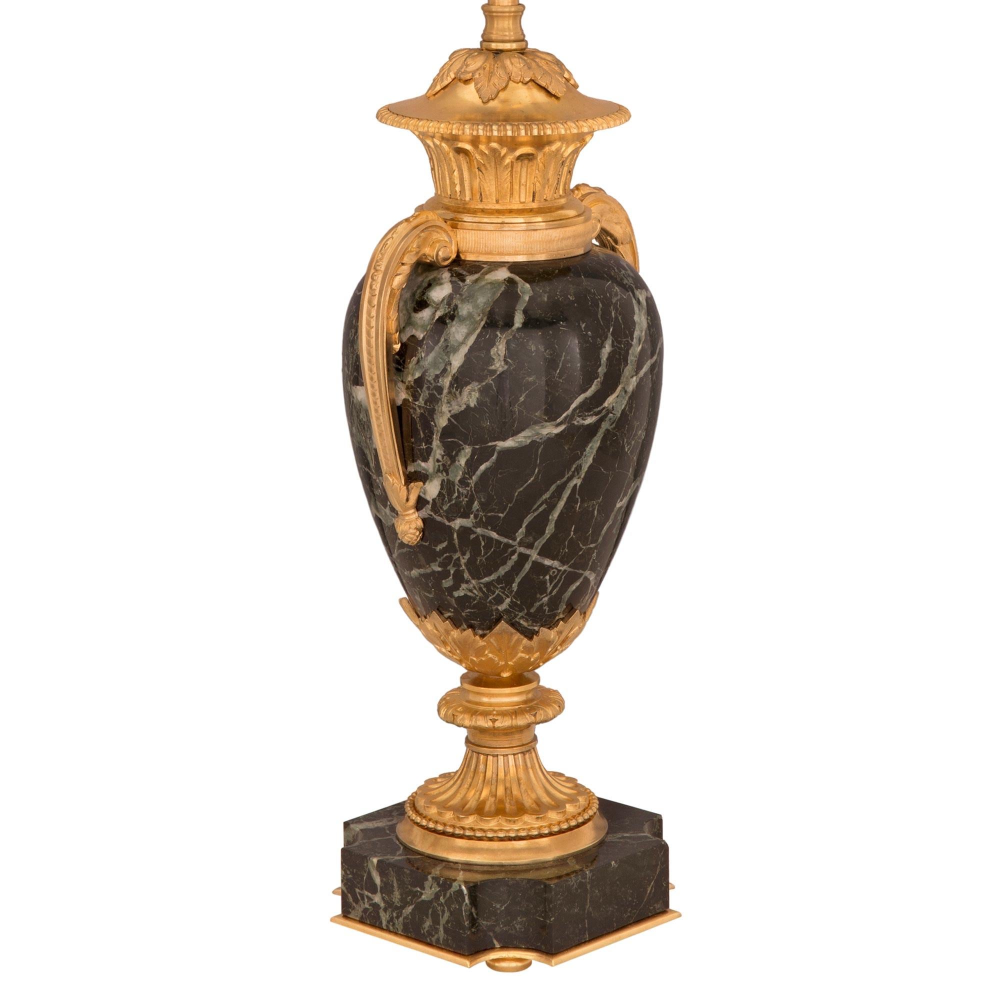 Ein sehr elegantes Paar französischer Marmor- und Ormolu-Lampen aus dem 19. Jahrhundert, Louis XVI st. Vert de Patricia. Jede Leuchte steht auf einem feinen, quadratischen Marmorsockel von Vert de Patricia mit konkaven Ecken, eleganten Ormolu-Füßen