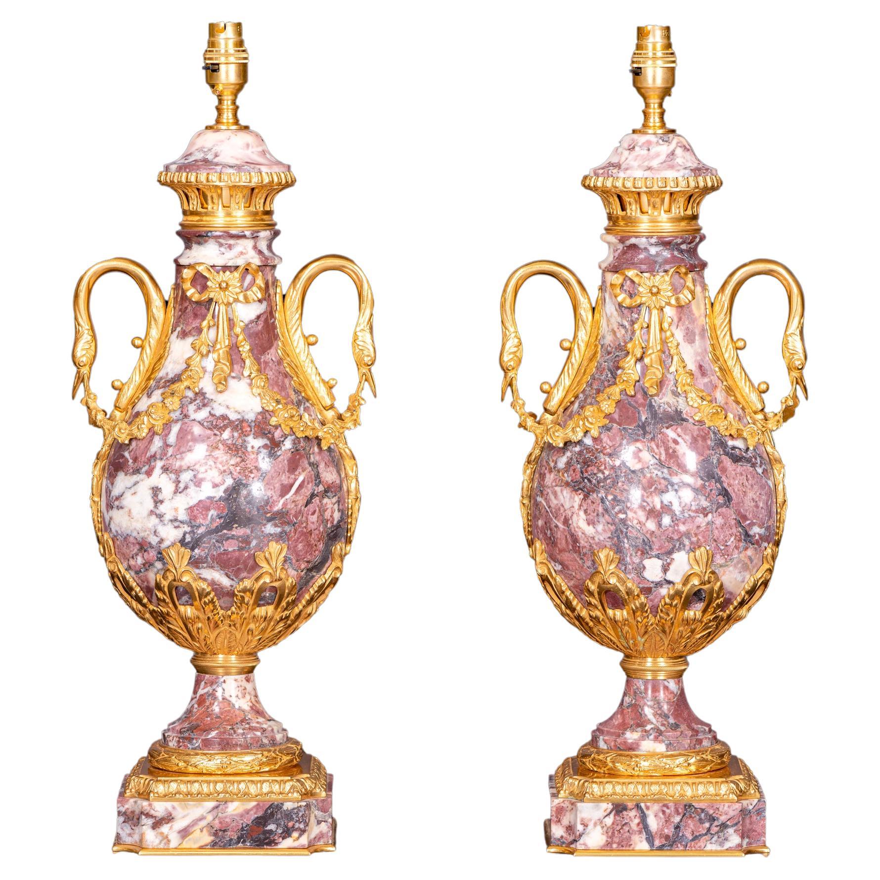 Français Paire de lampes françaises de style Louis XVI du 19ème siècle en marbre et bronze doré en vente