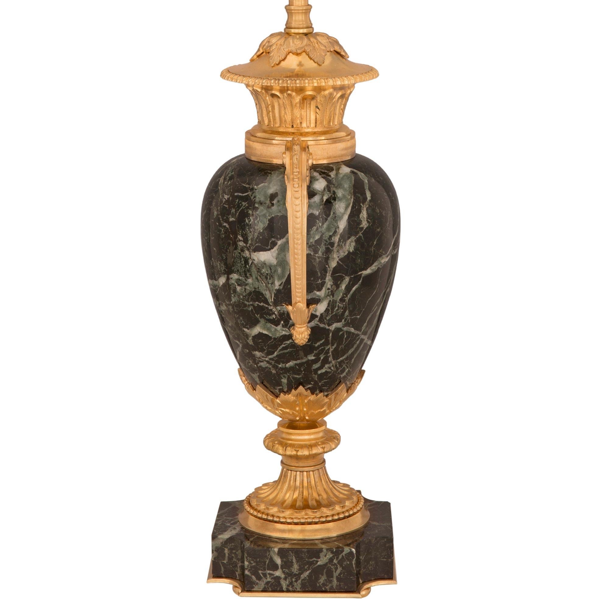 Paar französische Marmor- und Goldbronze-Lampen im Louis-XVI.-Stil des 19. Jahrhunderts (Louis XVI.) im Angebot