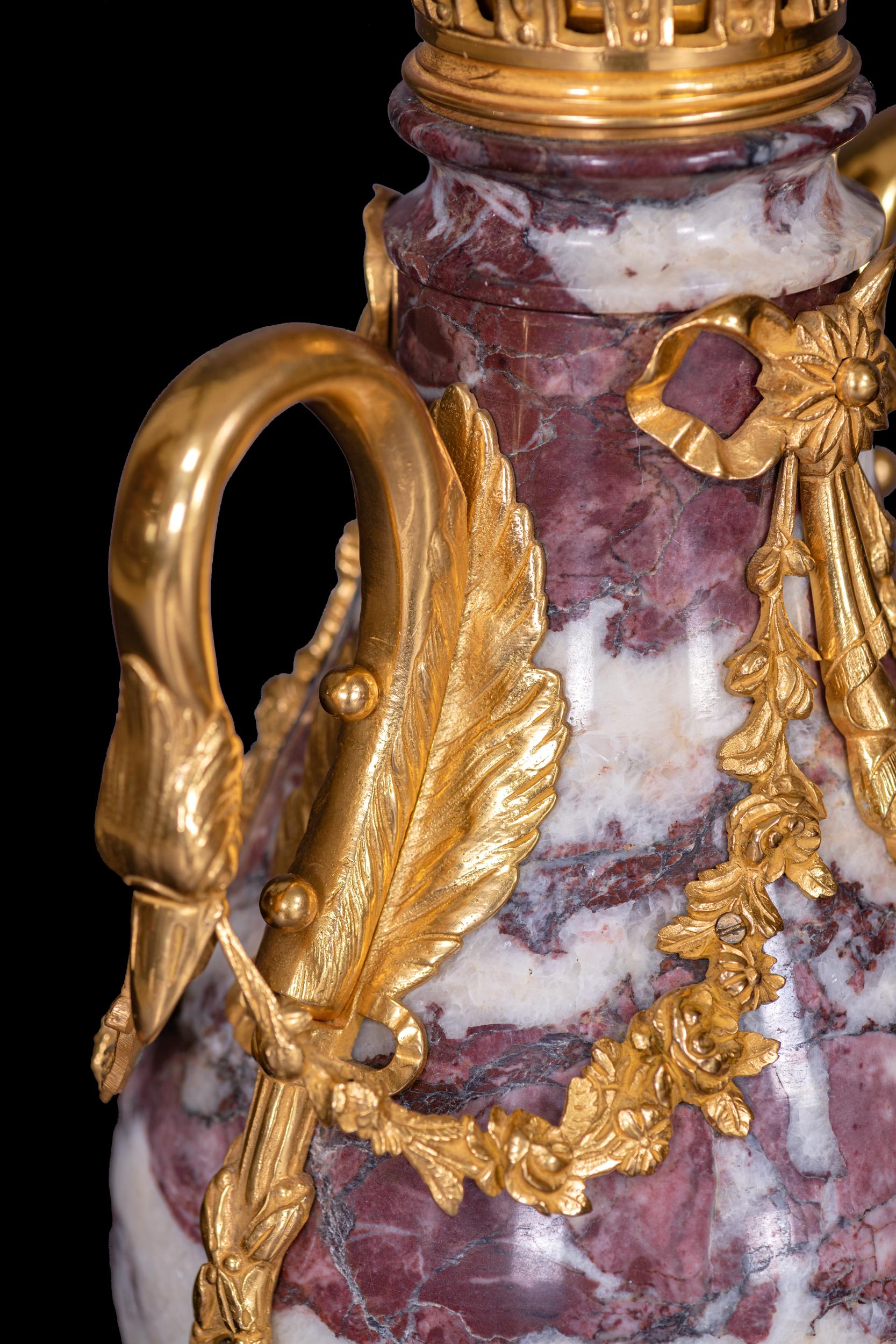 Paire de lampes françaises de style Louis XVI du 19ème siècle en marbre et bronze doré Excellent état - En vente à Dublin, IE