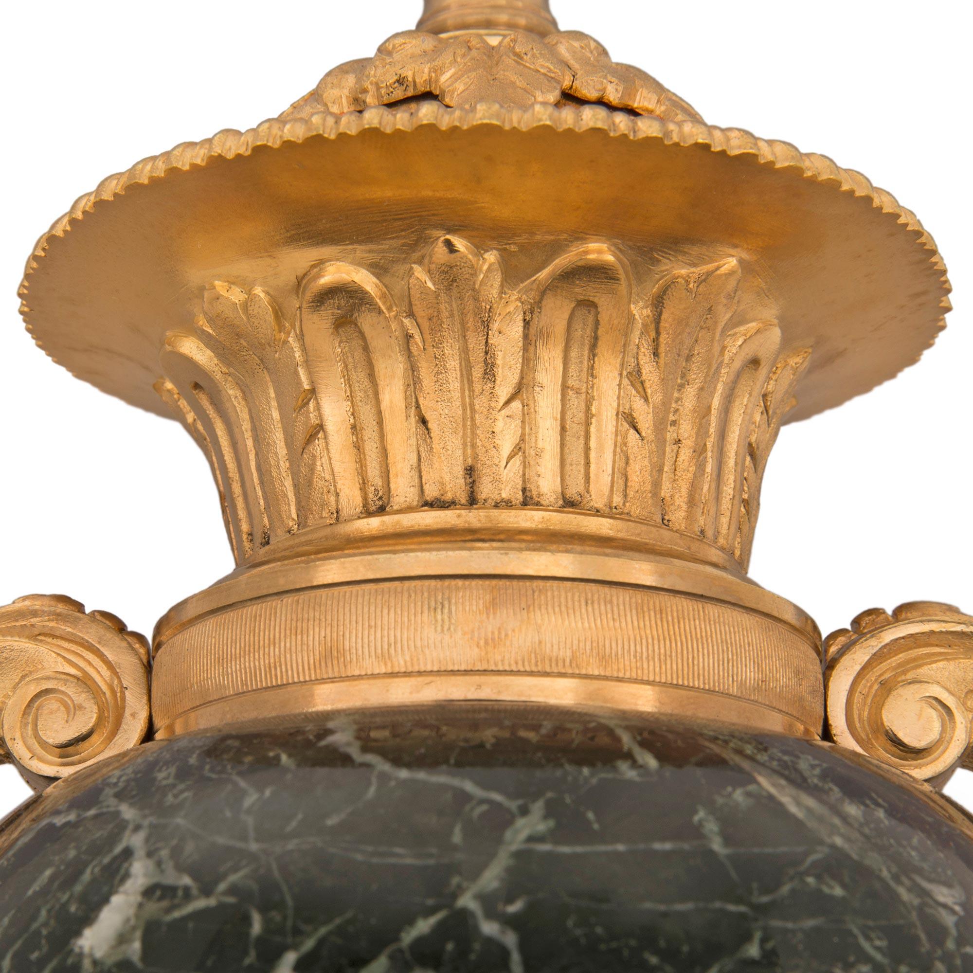 Paar französische Marmor- und Goldbronze-Lampen im Louis-XVI.-Stil des 19. Jahrhunderts im Zustand „Gut“ im Angebot in West Palm Beach, FL