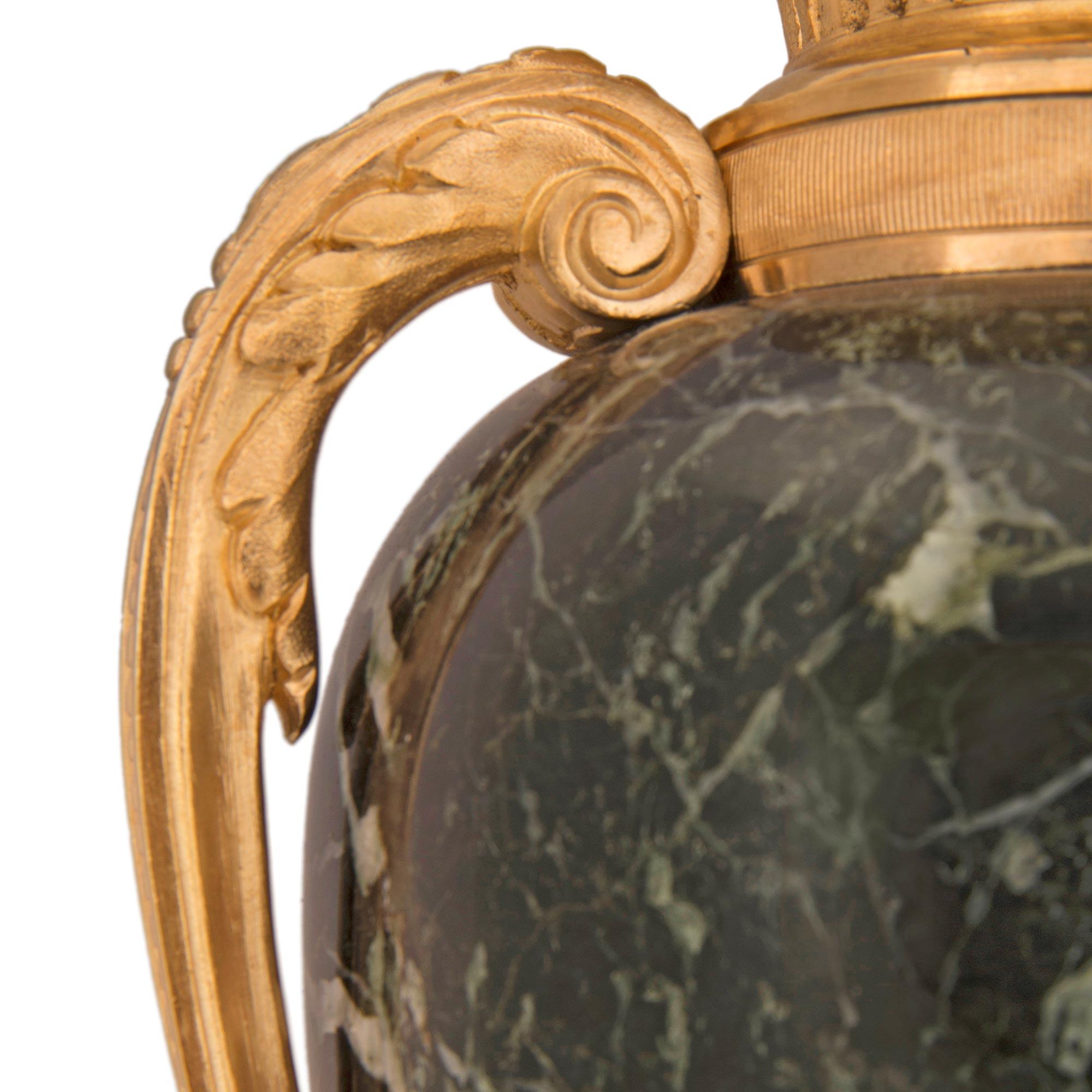 Paar französische Marmor- und Goldbronze-Lampen im Louis-XVI.-Stil des 19. Jahrhunderts im Angebot 1