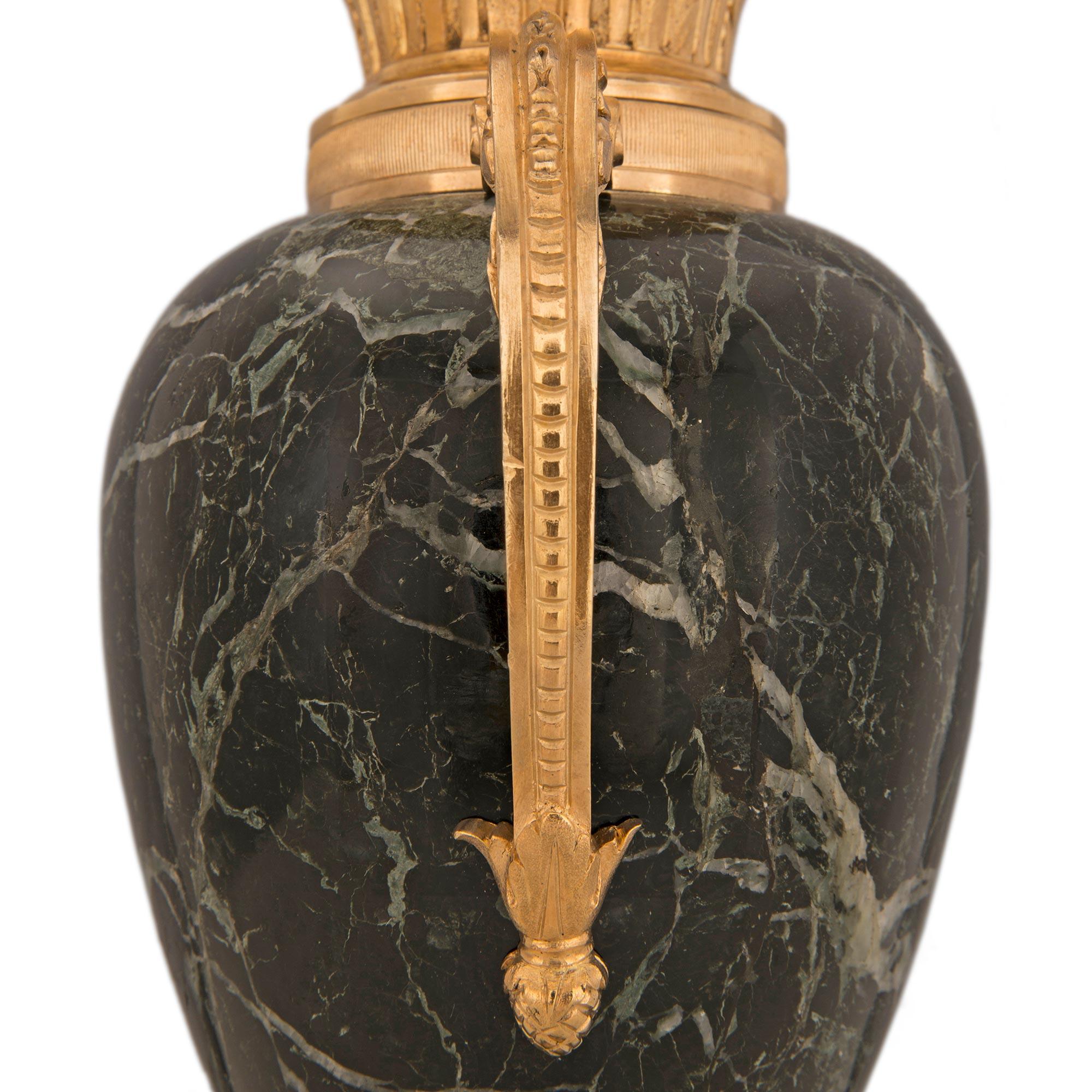 Paar französische Marmor- und Goldbronze-Lampen im Louis-XVI.-Stil des 19. Jahrhunderts im Angebot 2
