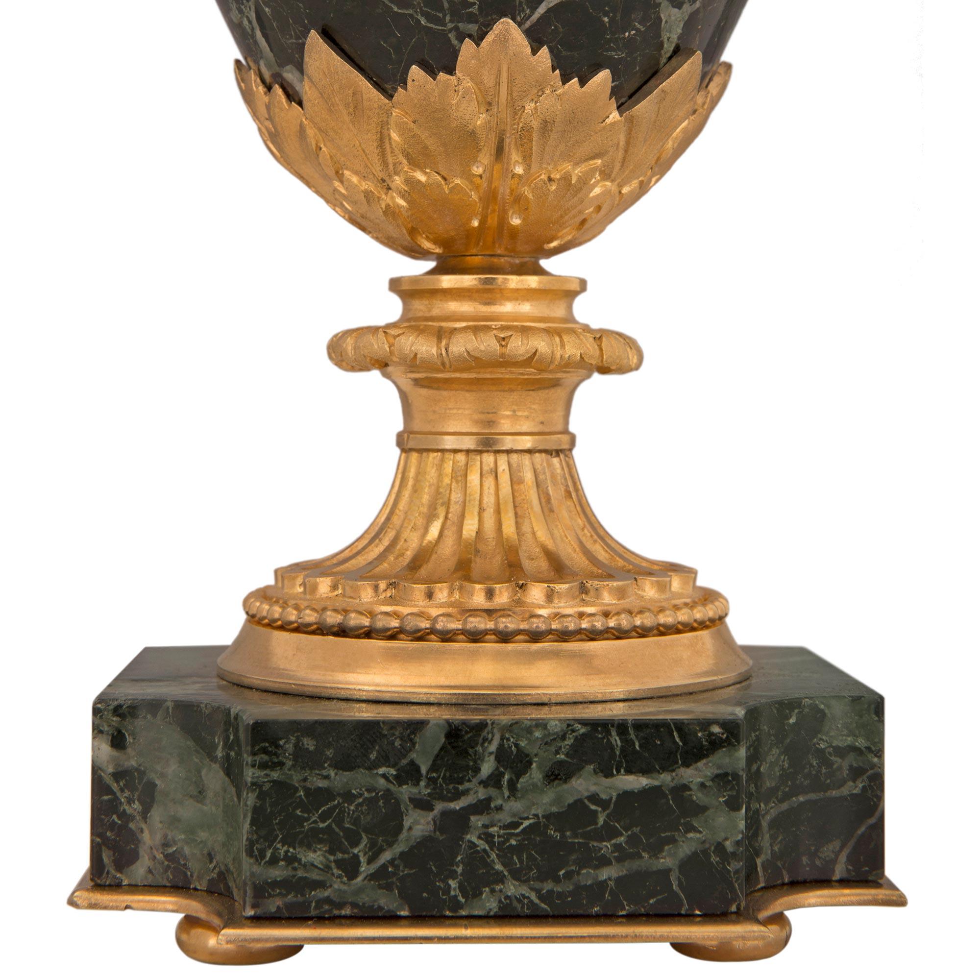 Paar französische Marmor- und Goldbronze-Lampen im Louis-XVI.-Stil des 19. Jahrhunderts im Angebot 3