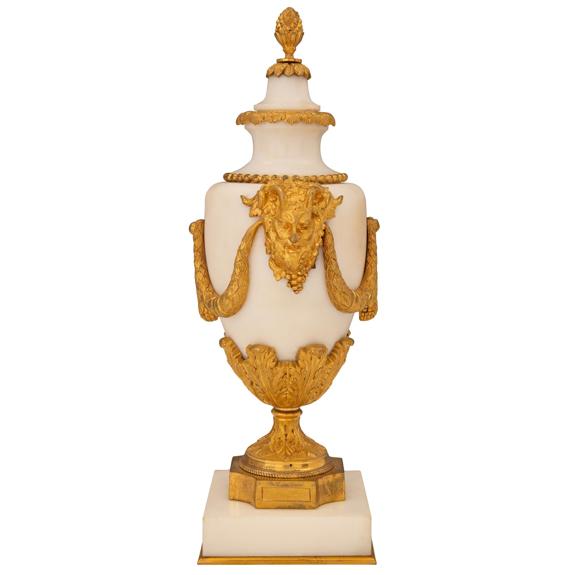Français Paire de Casolettes à couvercle en marbre et bronze doré de style Louis XVI du 19ème siècle français en vente