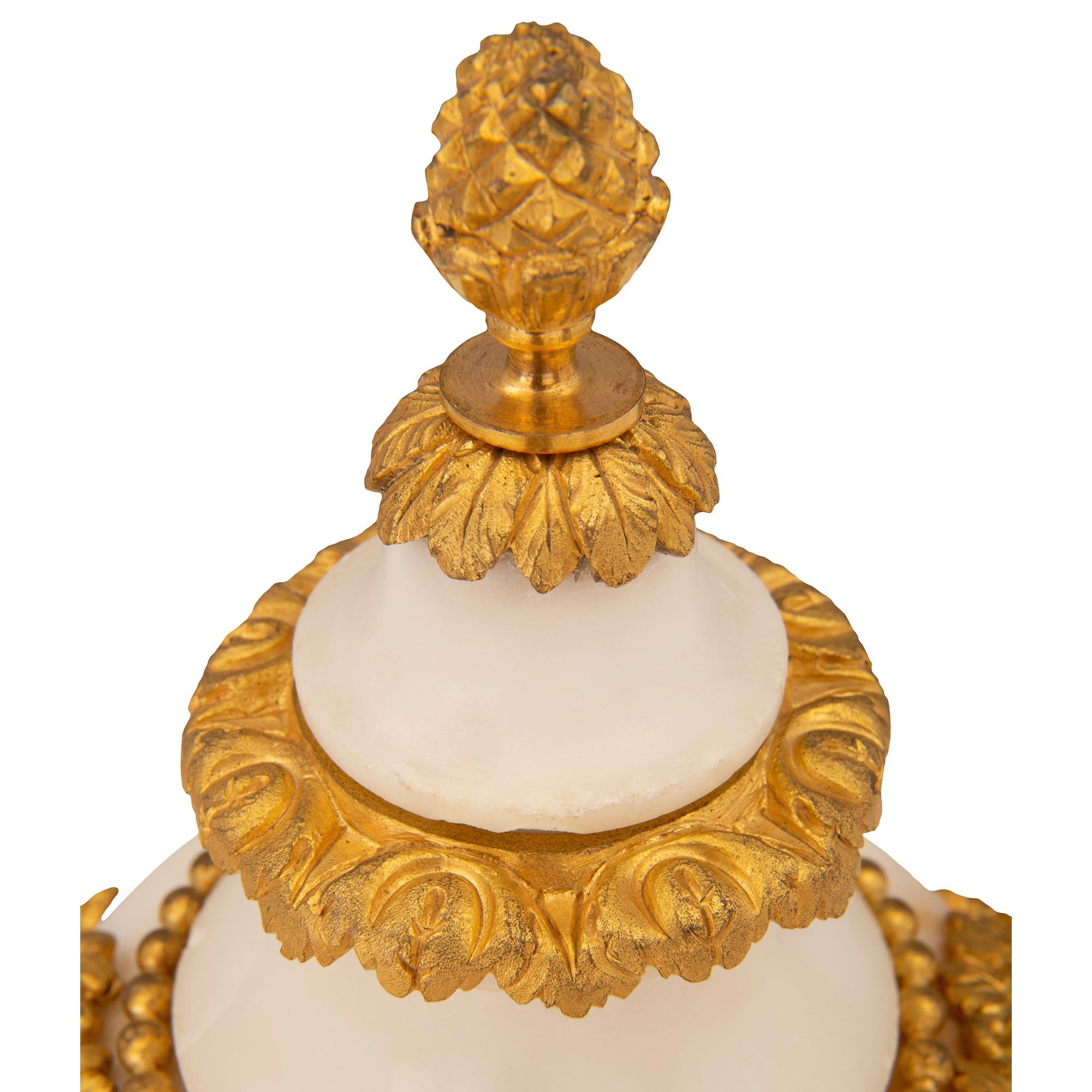 Paire de Casolettes à couvercle en marbre et bronze doré de style Louis XVI du 19ème siècle français Bon état - En vente à West Palm Beach, FL
