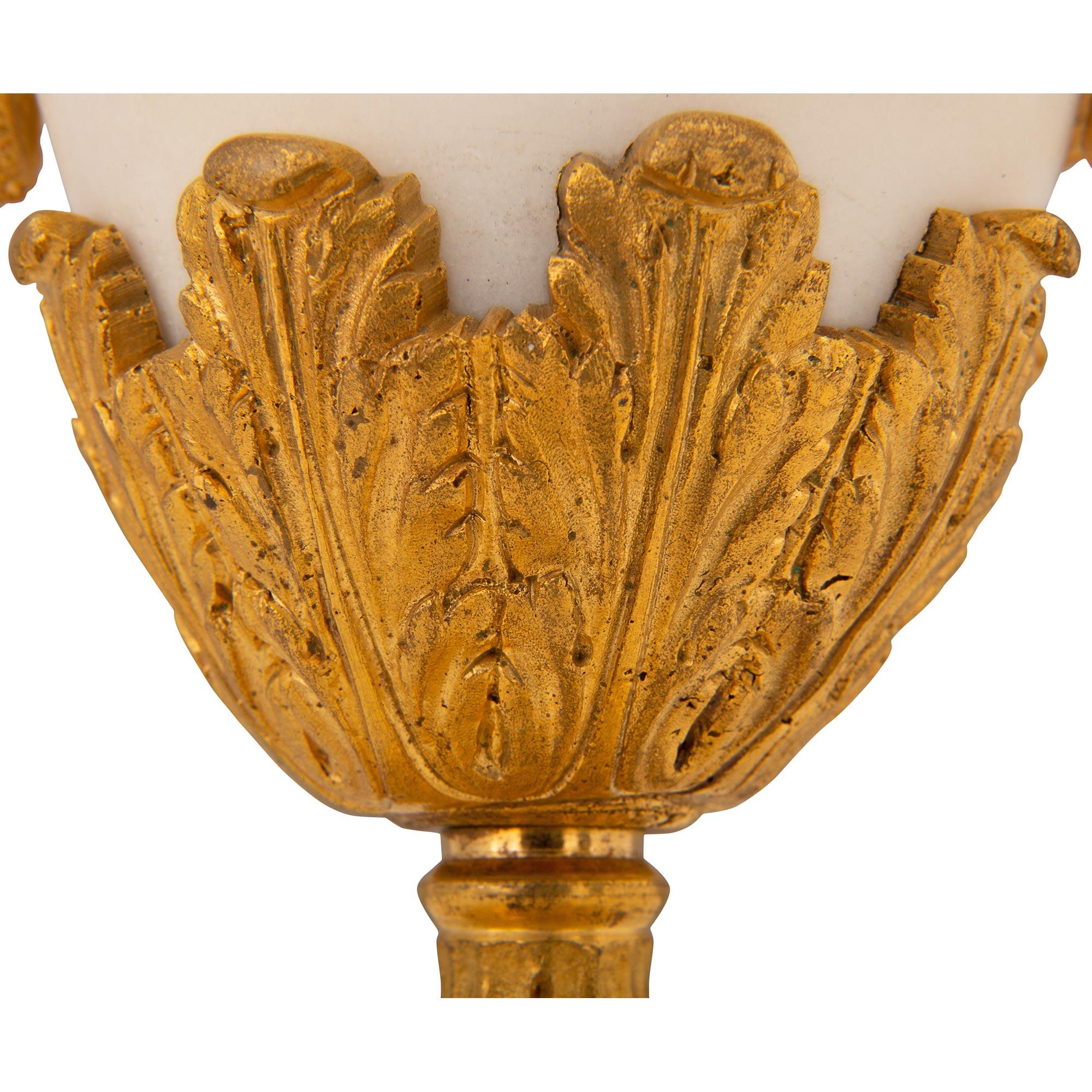 Paire de Casolettes à couvercle en marbre et bronze doré de style Louis XVI du 19ème siècle français en vente 2
