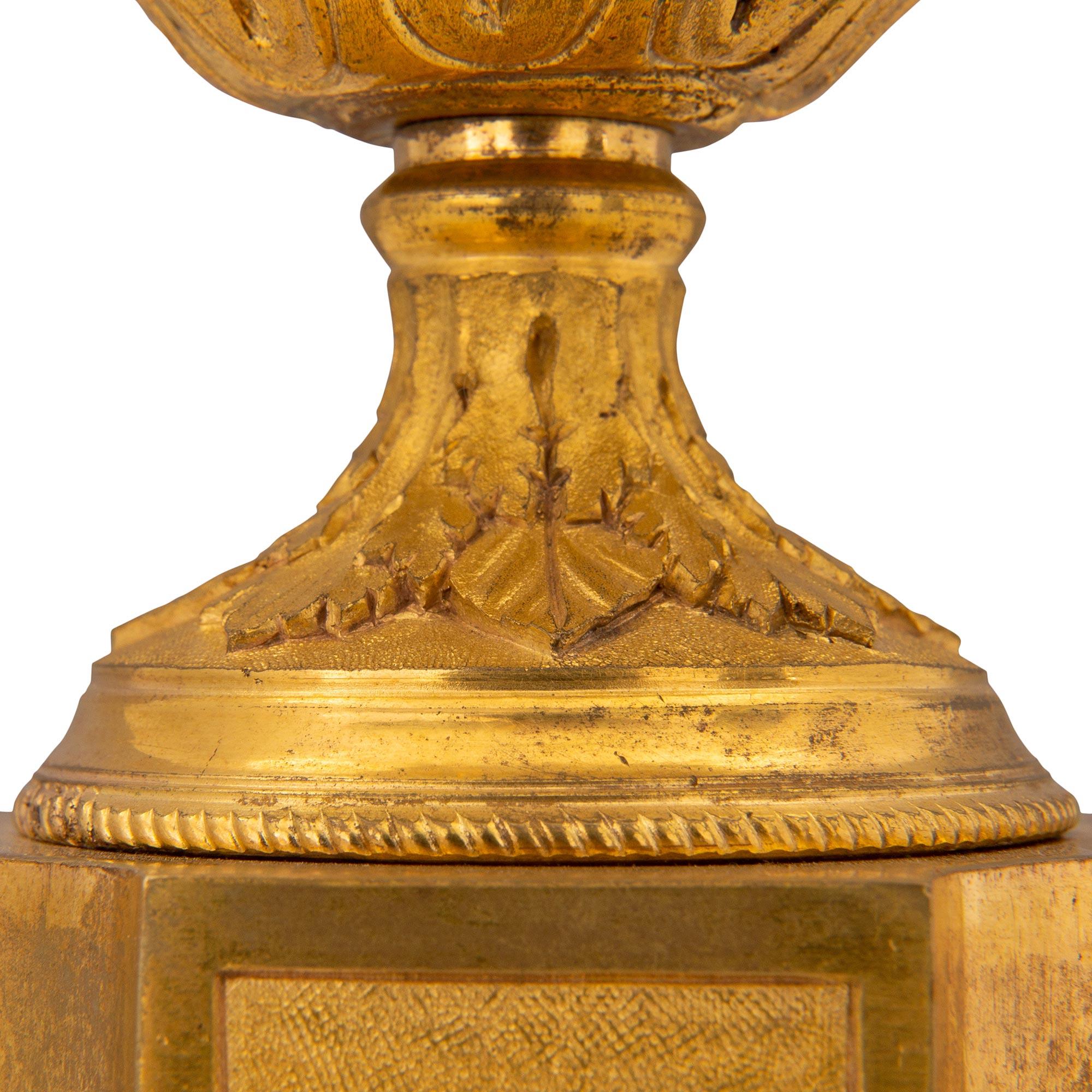 Paire de Casolettes à couvercle en marbre et bronze doré de style Louis XVI du 19ème siècle français en vente 3