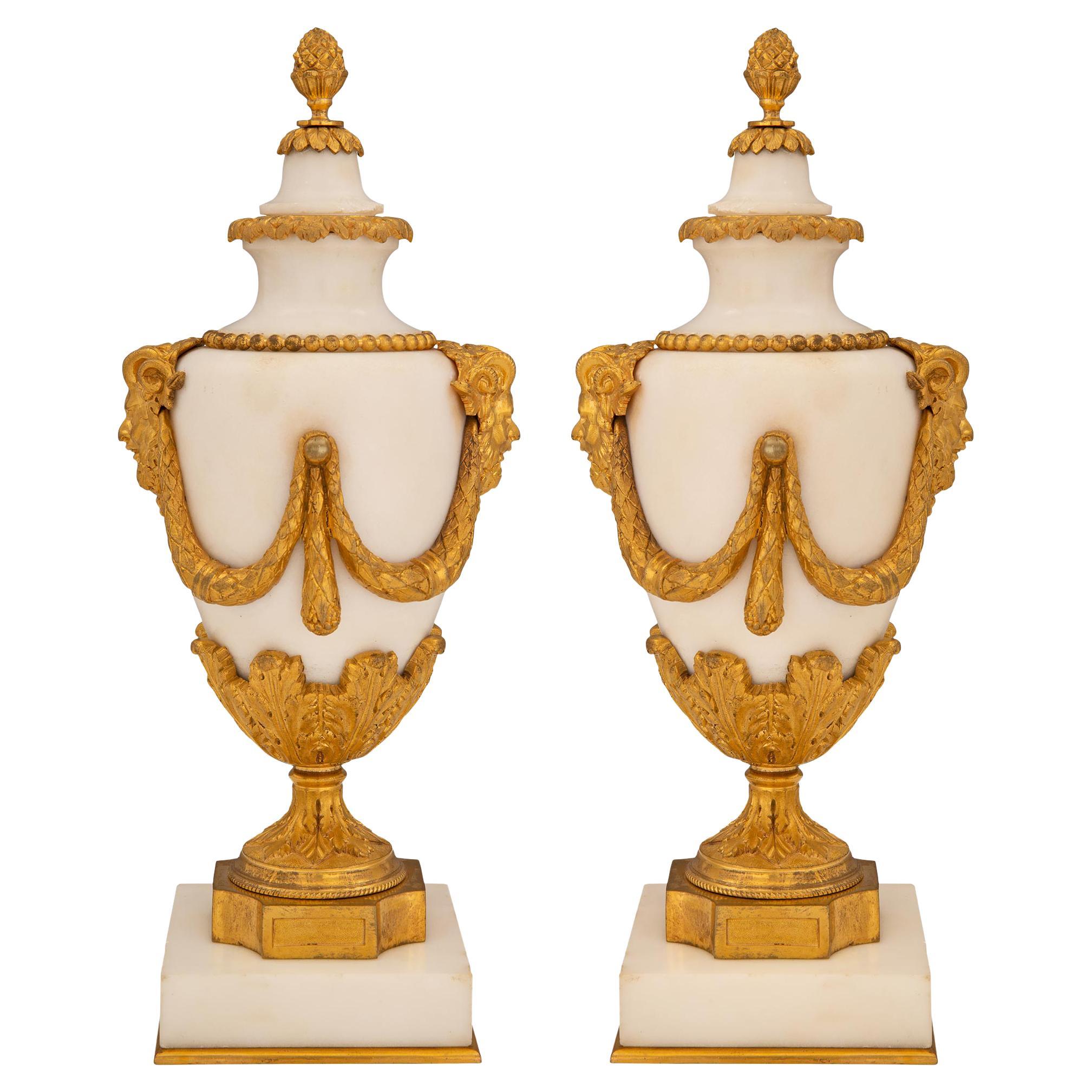 Paire de Casolettes à couvercle en marbre et bronze doré de style Louis XVI du 19ème siècle français en vente