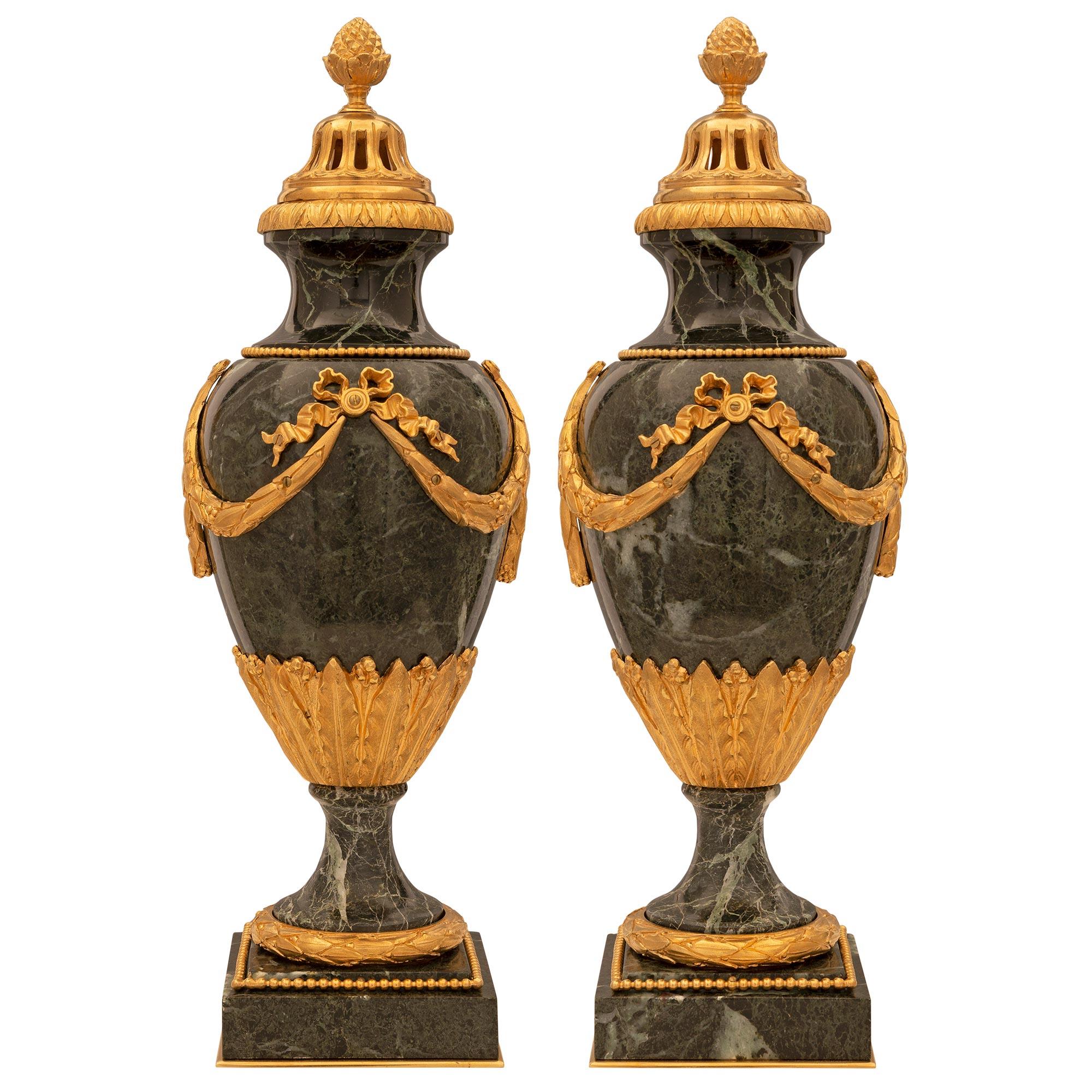 Paar französische Urnen aus Marmor und Goldbronze im Louis-XVI.-Stil des 19. Jahrhunderts mit Deckeln im Angebot 5