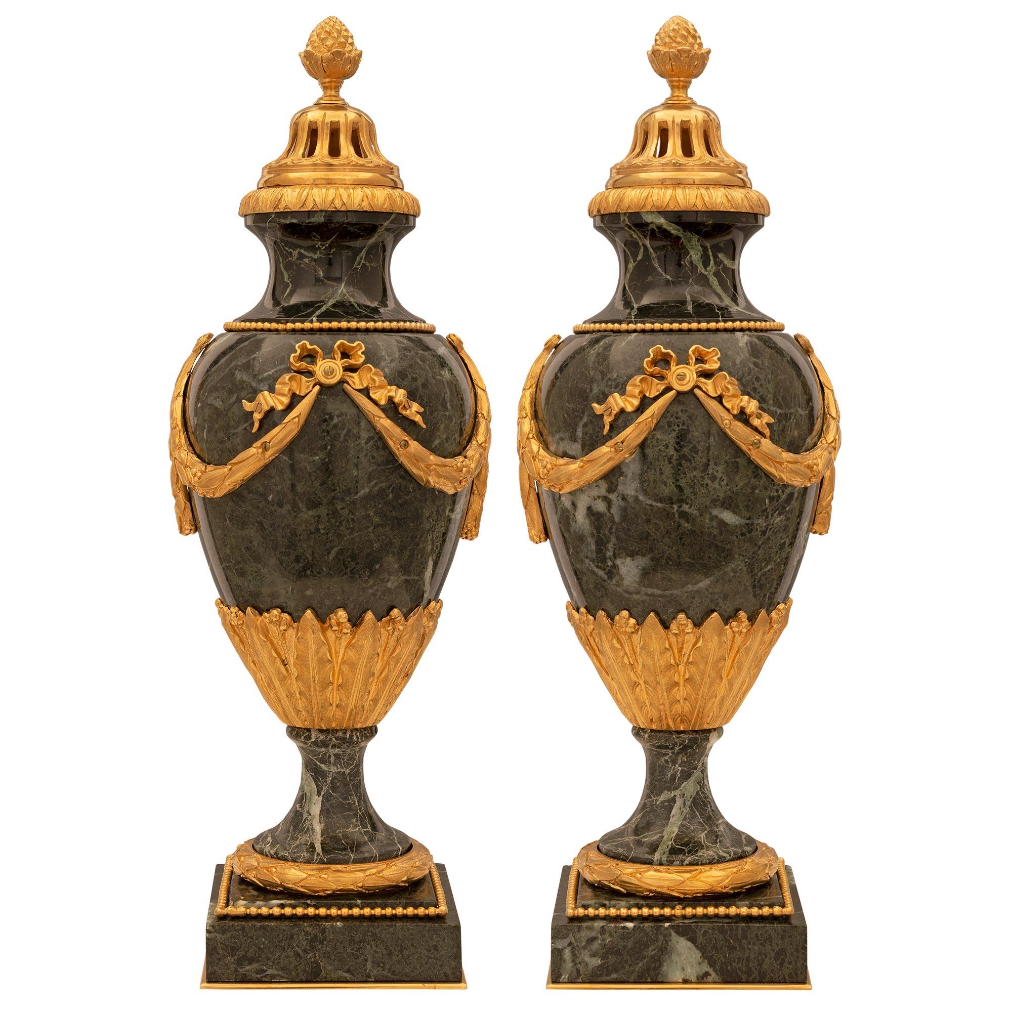 Coppia di urne francesi del XIX secolo in stile Luigi XVI con coperchio in marmo e ormolu in vendita 5