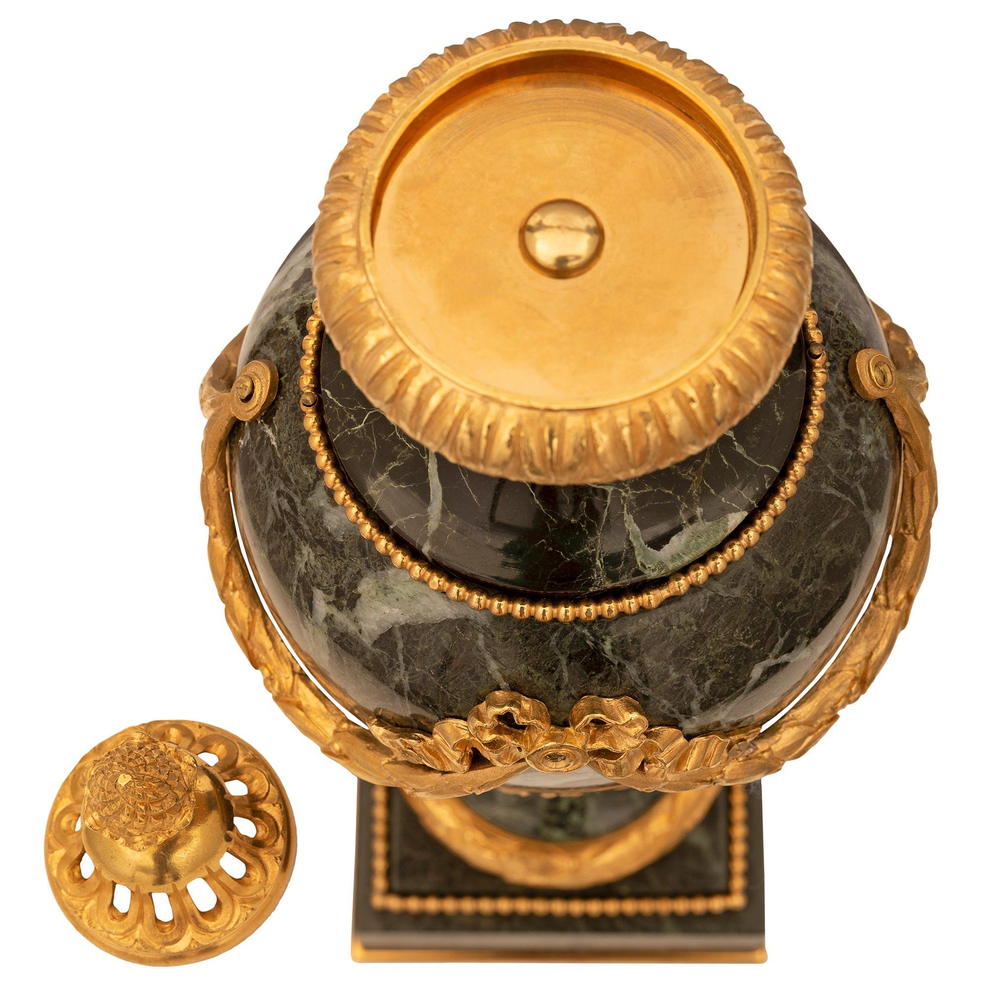 Ein sehr elegantes Paar französischer Urnen mit Deckel aus Marmor und Ormolu im Stil Louis XVI des 19. Jahrhunderts. Jede Urne steht auf einem quadratischen Sockel mit einem feinen unteren Ormolu-Filet und einem umlaufenden Ormolu-Perlenband. Der